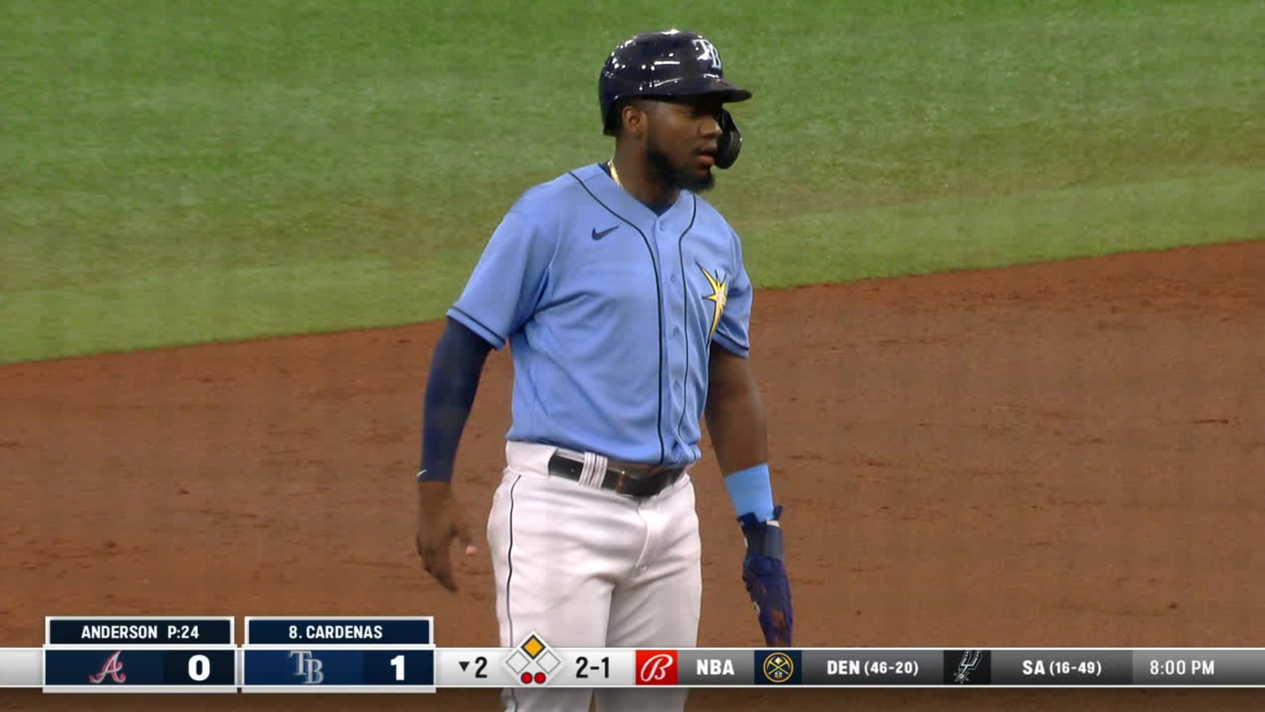 Osleivis Basabe steals second