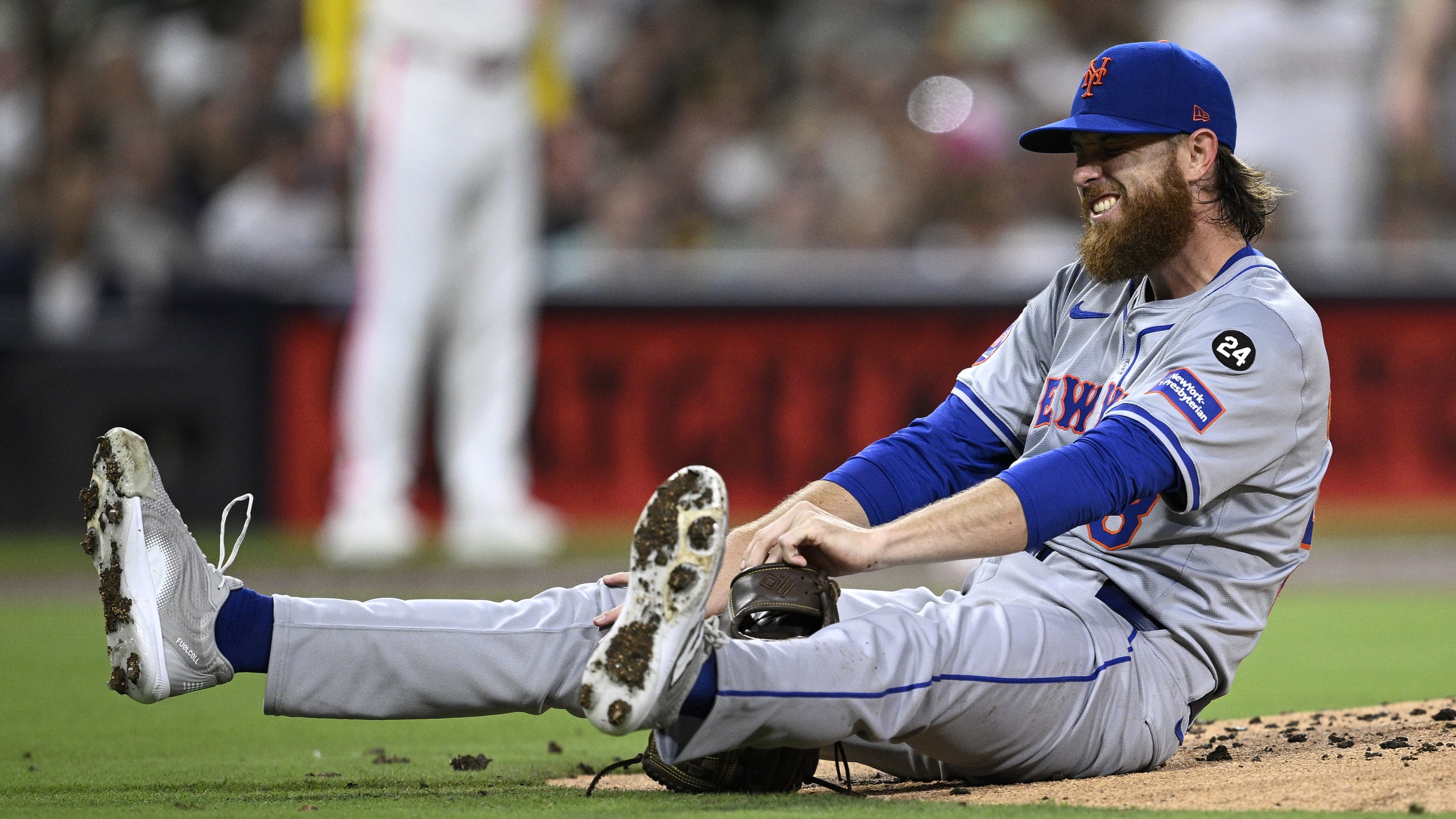 Mets lose Paul Blackburn to the IL after comebacker to the hand as NL  wild-card race remains tight - CBSSports.com