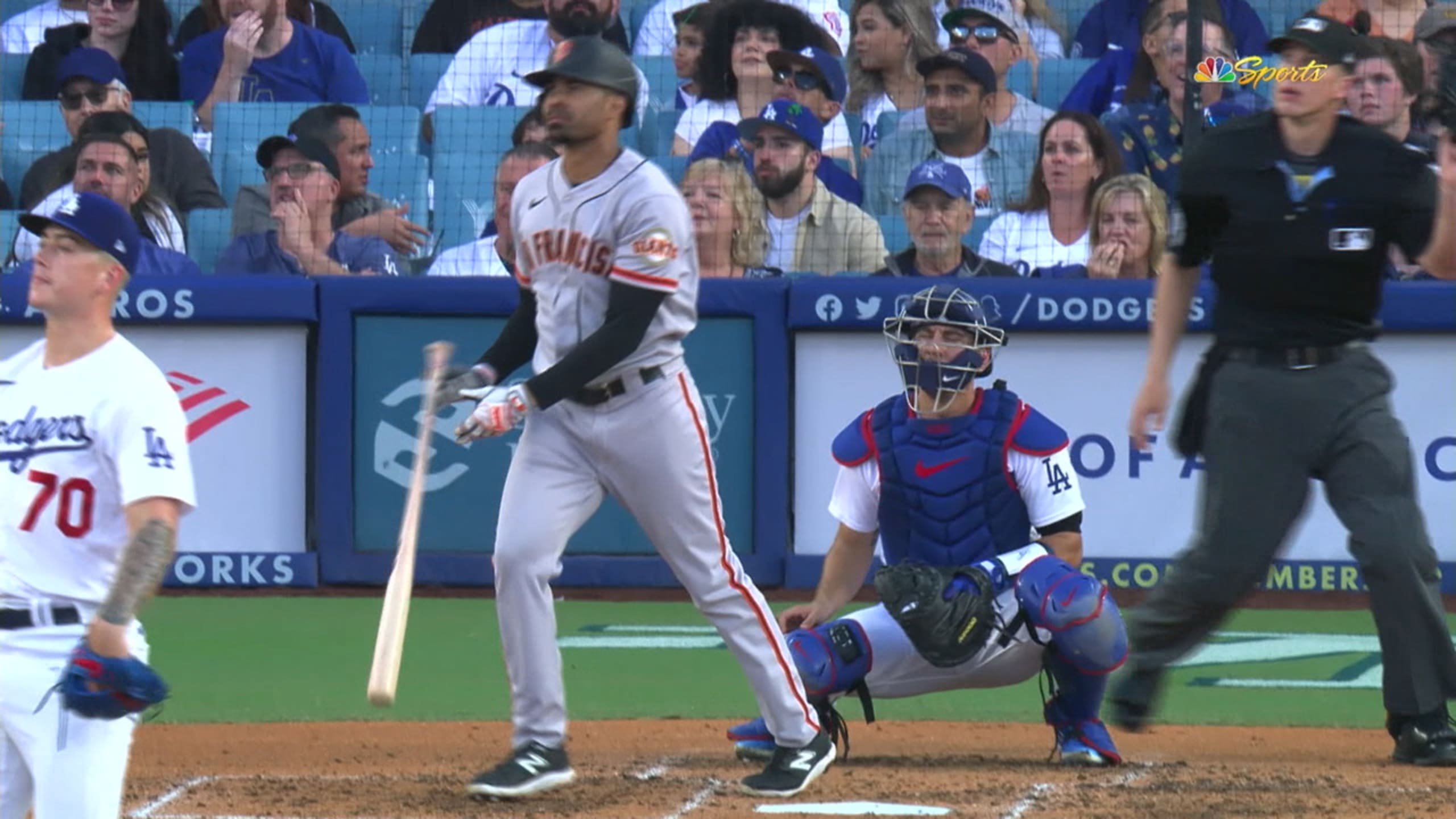 Giants beat Dodgers in extras, stave off elimination