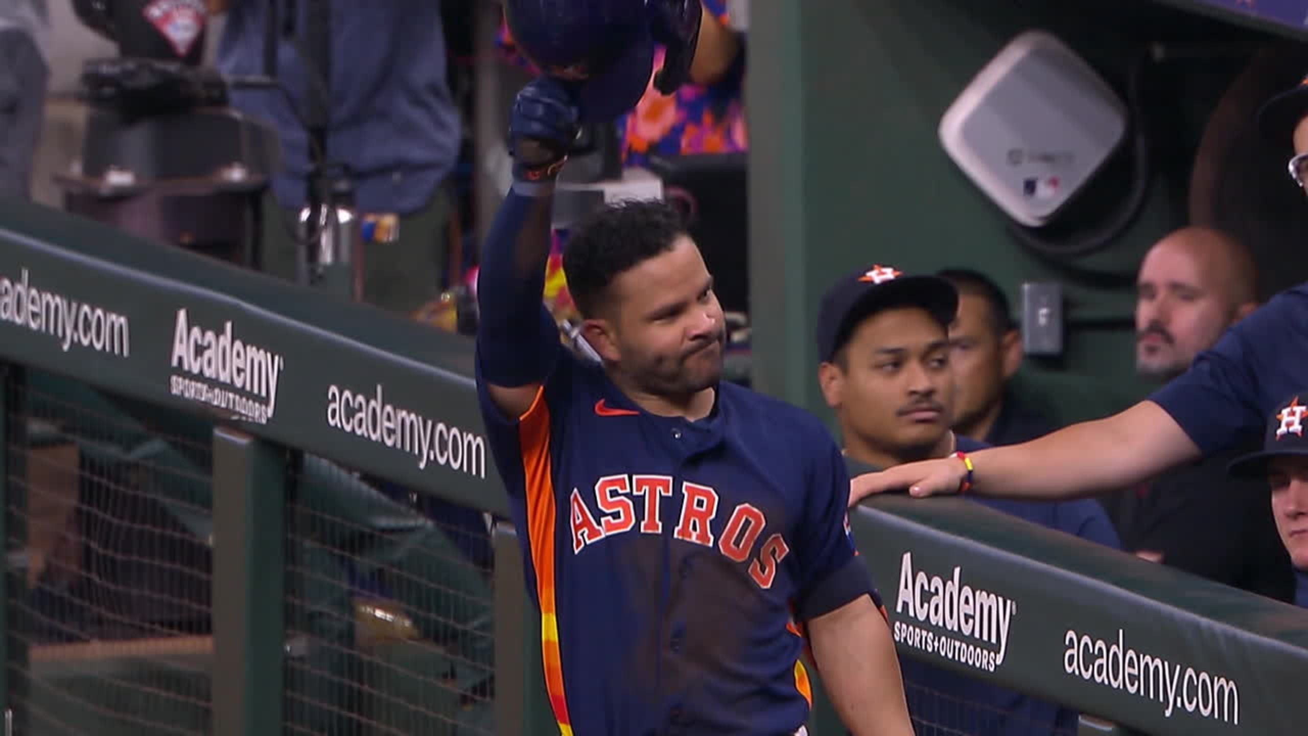 Astros' Jose Altuve records 2,000th career hit 