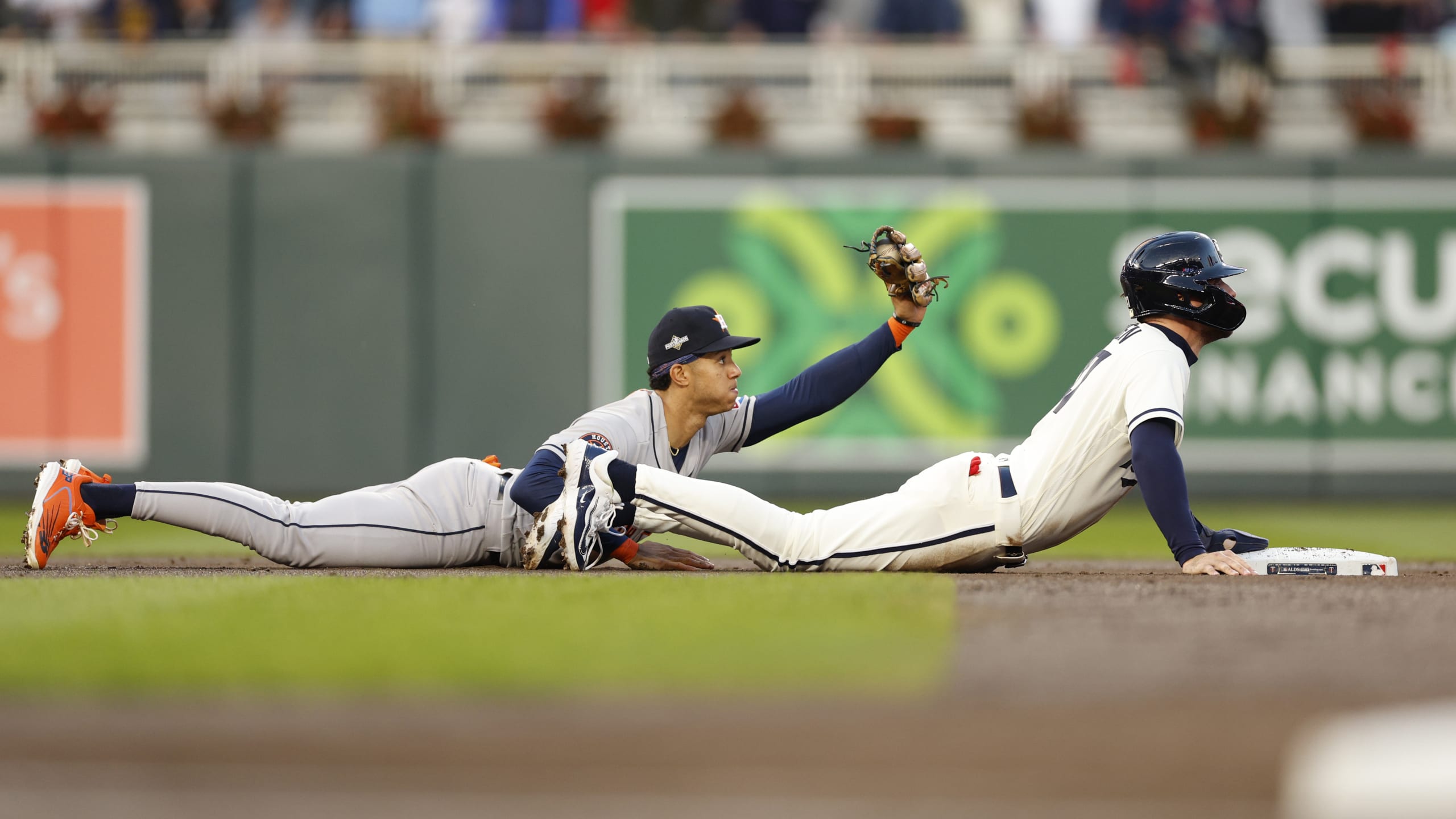 Unstoppable Mariners win 13th in row, top Texas 3-2 in extras