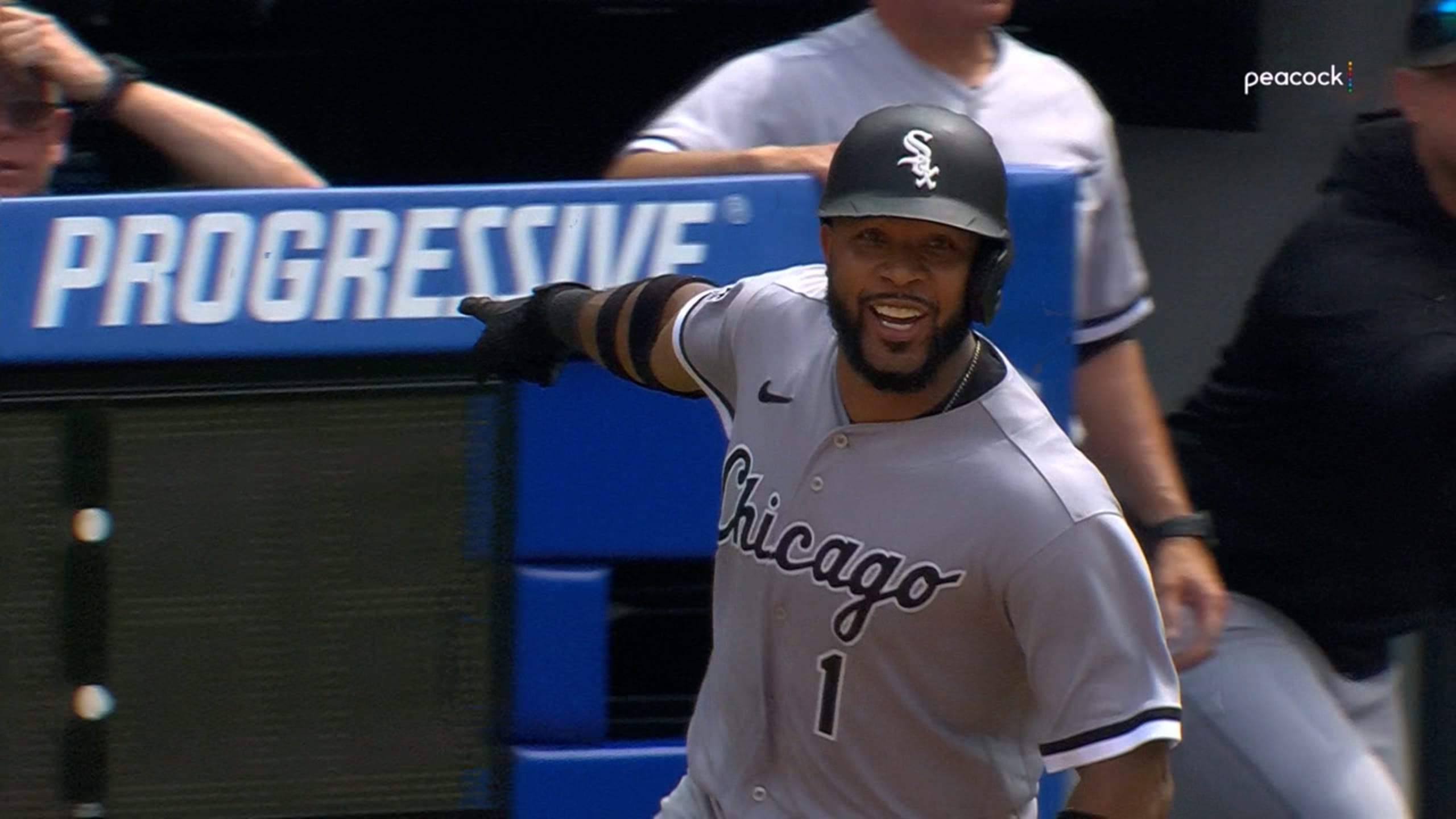 White Sox' Luis Robert Jr. silences Cubs fans after hitting home run