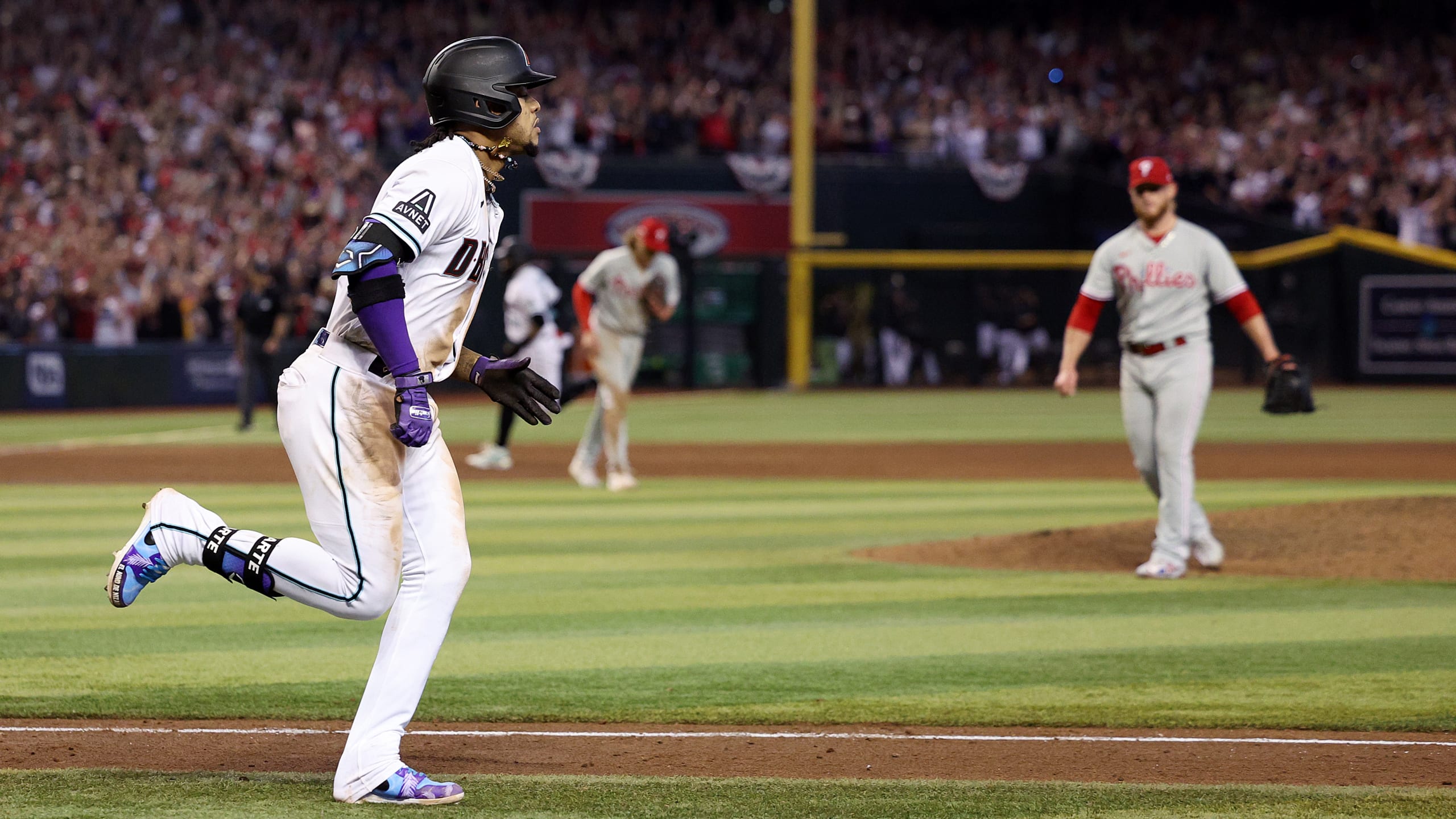 Marte hits walk-off single in ninth, D-backs beat Phillies 2-1 and close to  2-1 in NLCS, Region