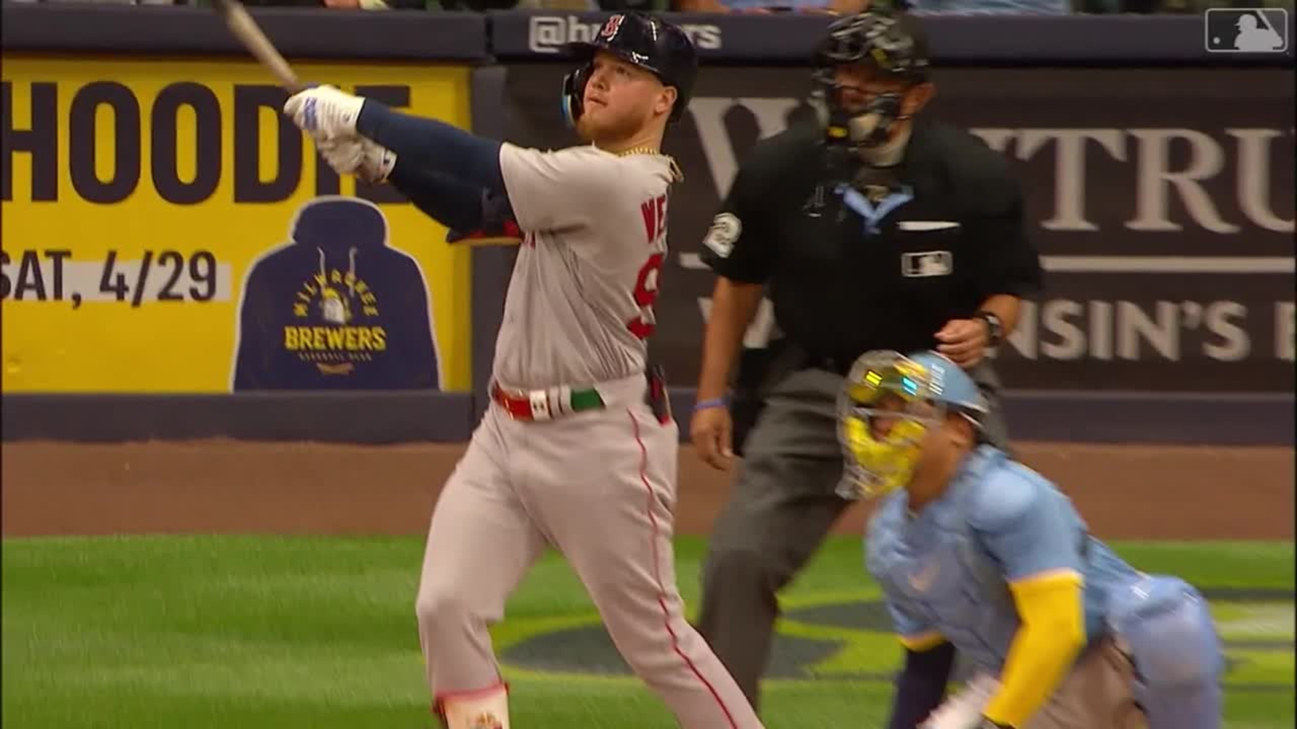 Red Sox score 5 in pivotal 9th inning of Game 4 