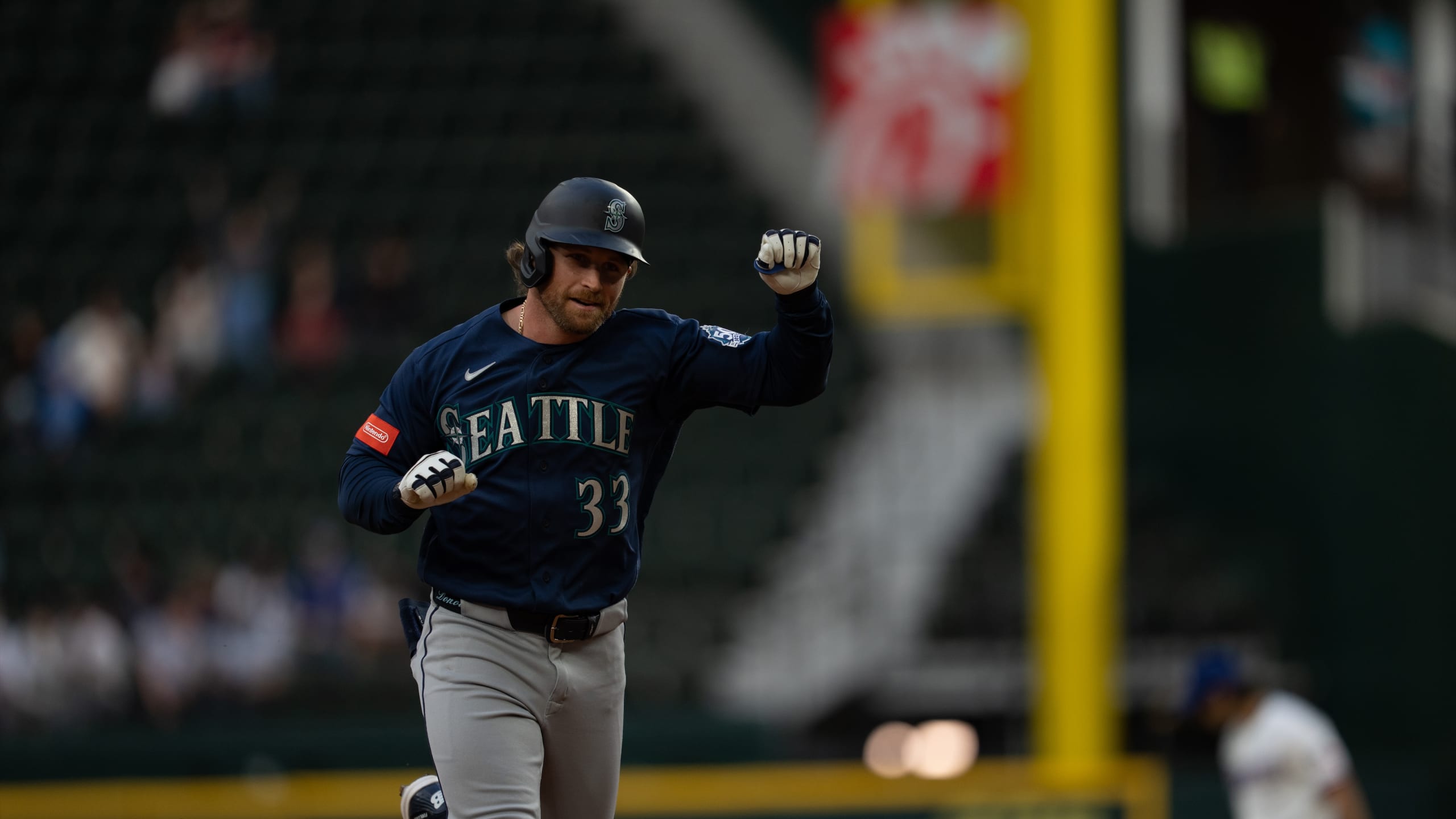 Watch: Seattle Mariners homer on 1st pitch vs Rangers