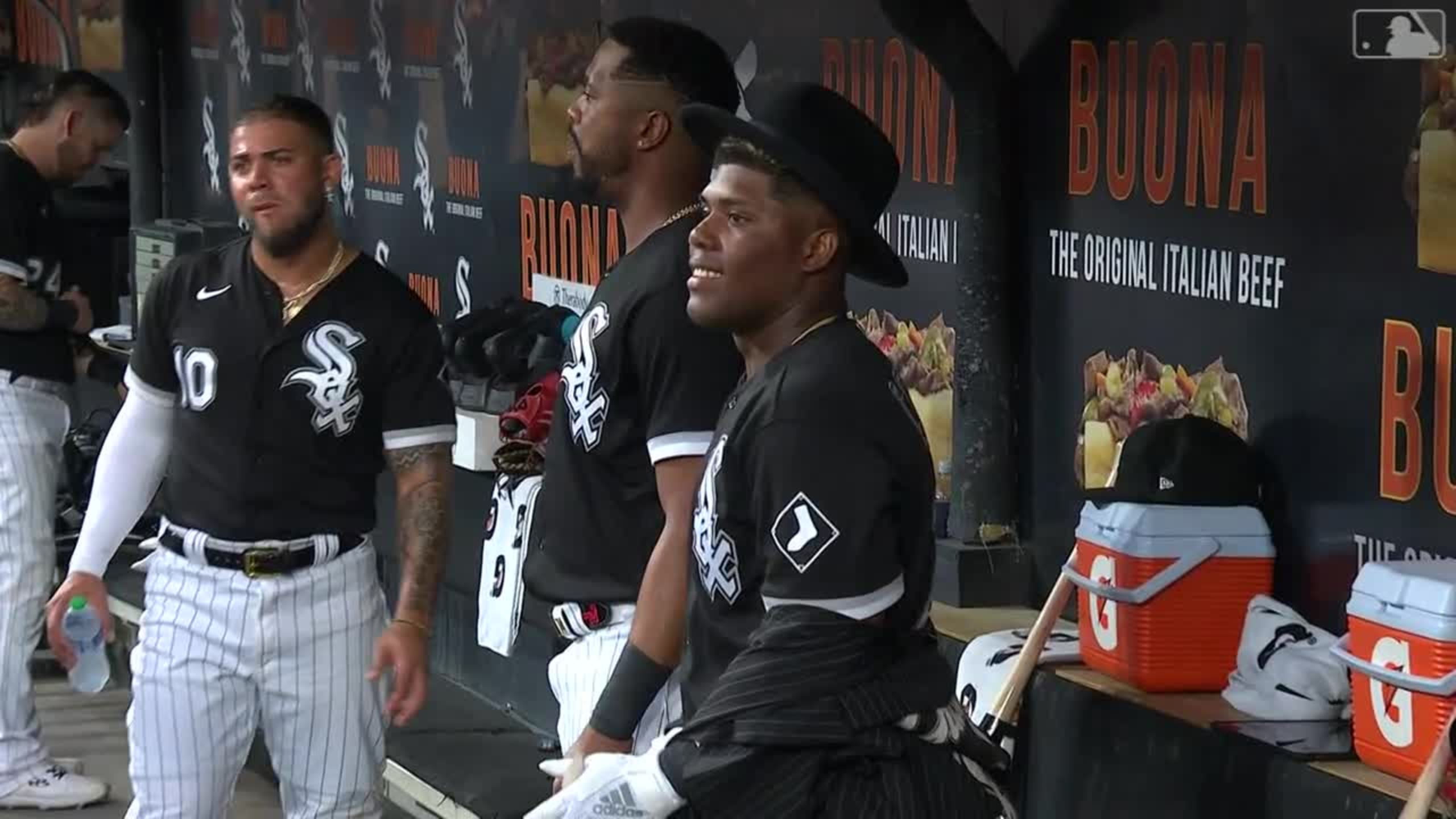 Luis Robert Jr. exits White Sox' victory over Yankees with