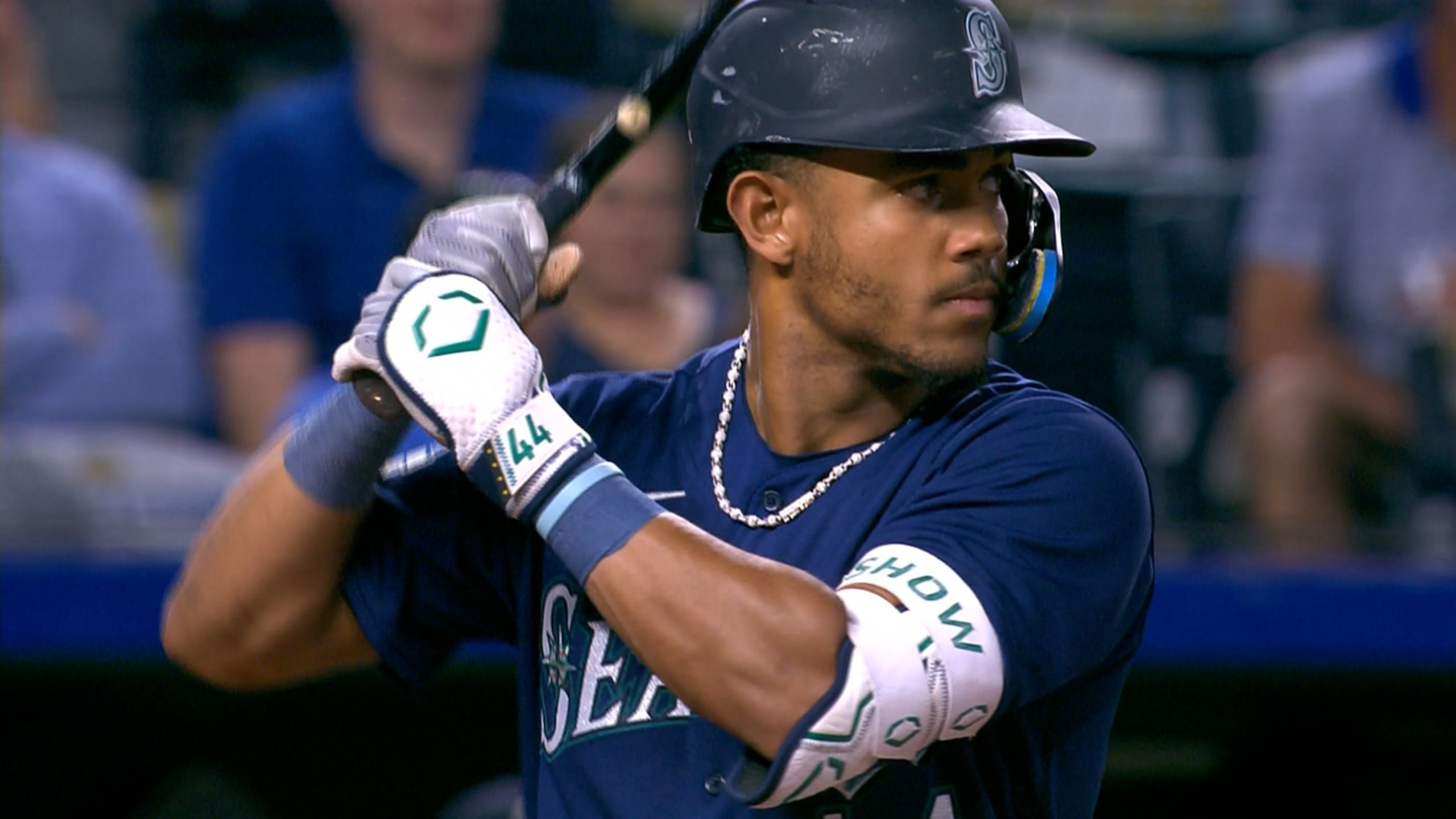 Mariners' Julio Rodriguez sets new MLB record in fourth straight 4-hit game