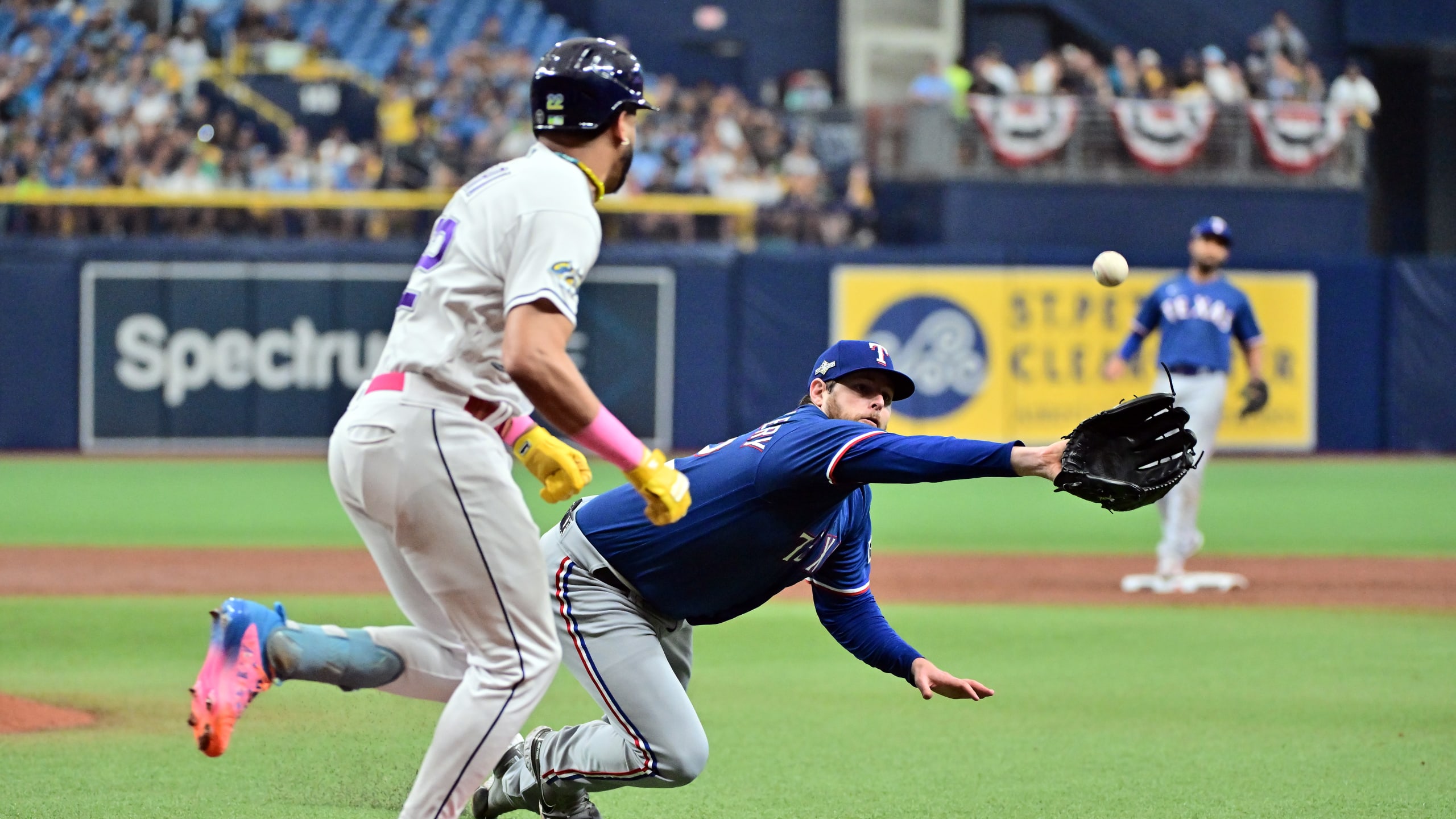 David Peralta exits D-backs' game vs. Reds after diving catch