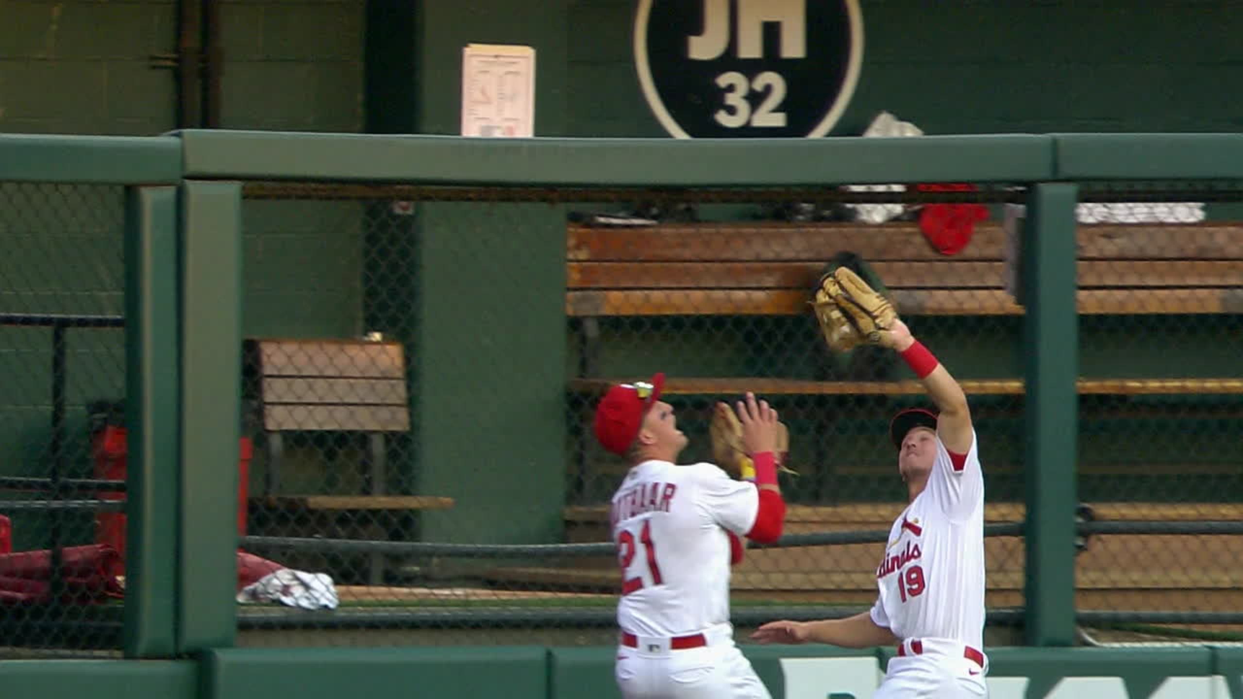 Cardinals vs. Red Sox: Yadier Molina and Adam Wainwright try to look  excited about gold gloves - Viva El Birdos