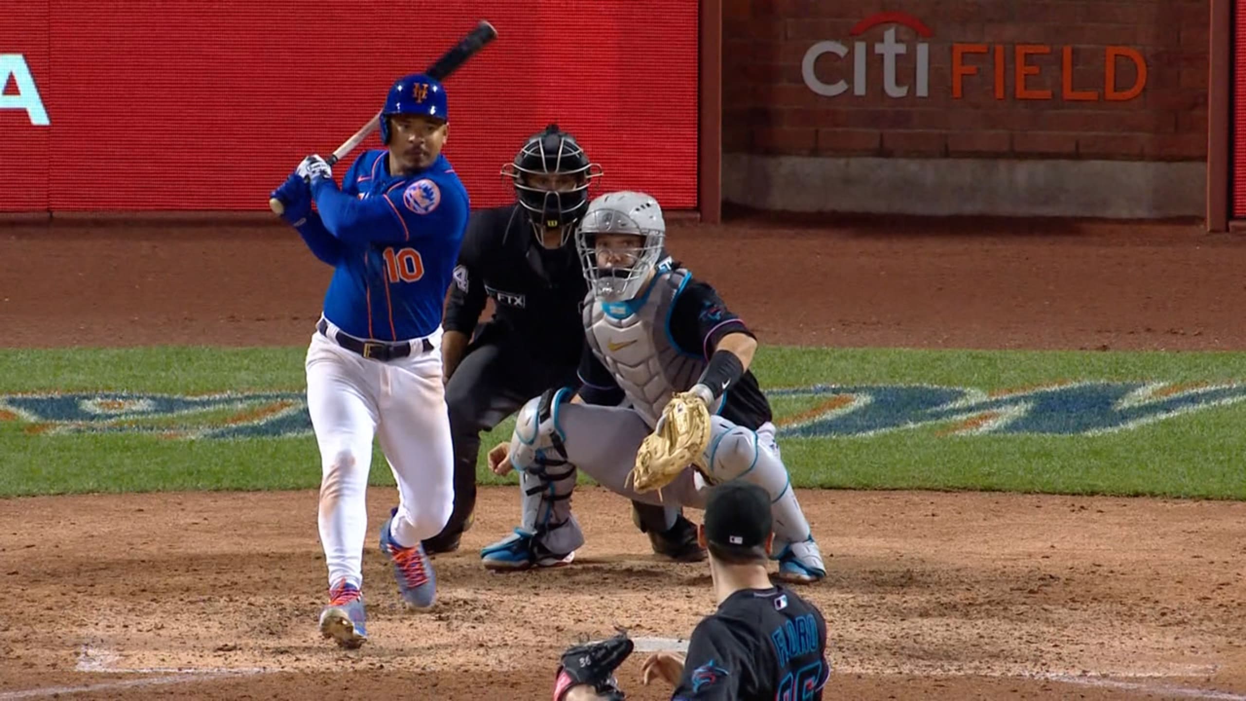 Marlins break through late for doubleheader split with Mets - CBS New York