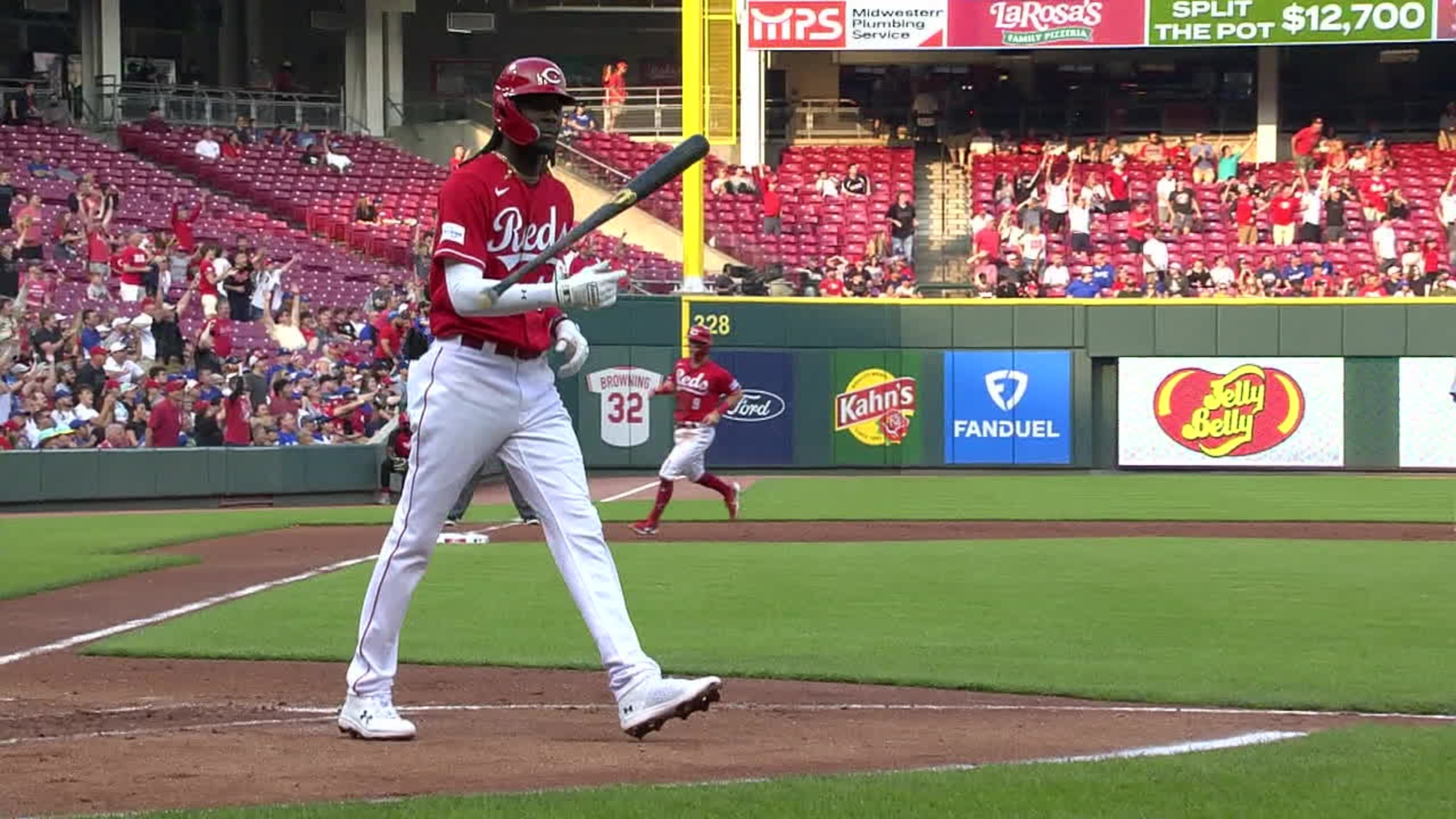 All eyes on De La Cruz after hot start with Reds