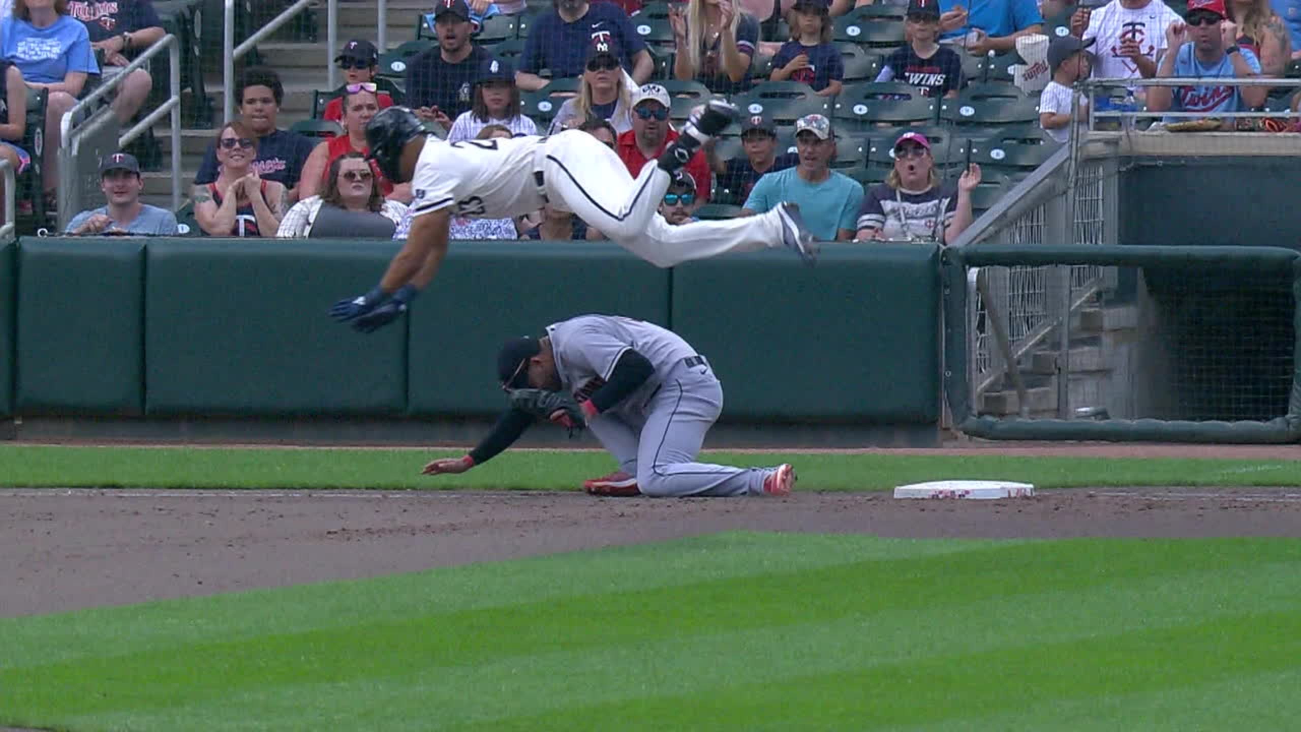 Twins' Lewis avoids serious injury after flipping over 1B, landing on head