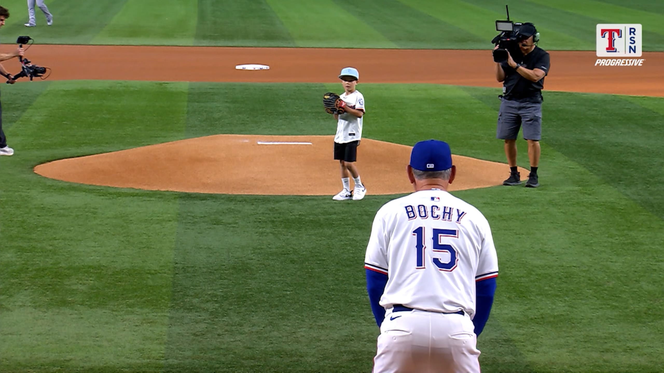 Bruce Bochy's grandson throws out first pitch
