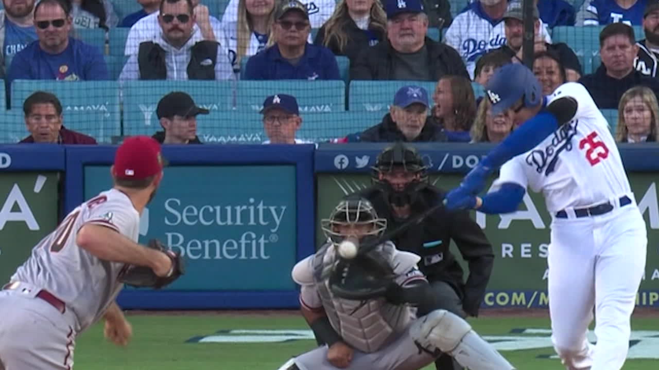 Klay Thompson slugs beer at brother Trayce's Dodgers game