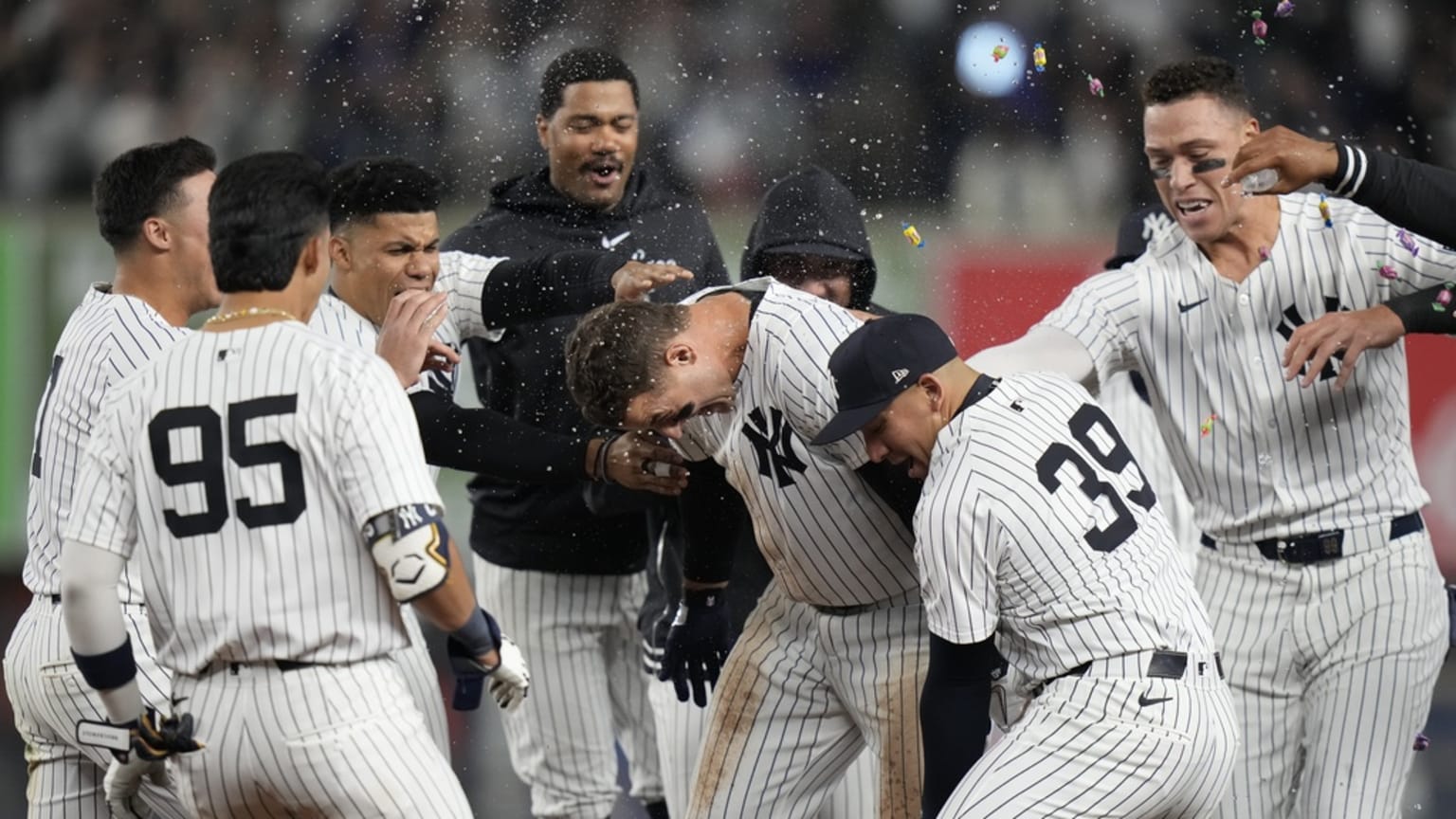 Anthony Rizzo hits a walk-off single in the 9th | 05/03/2024 | New York ...