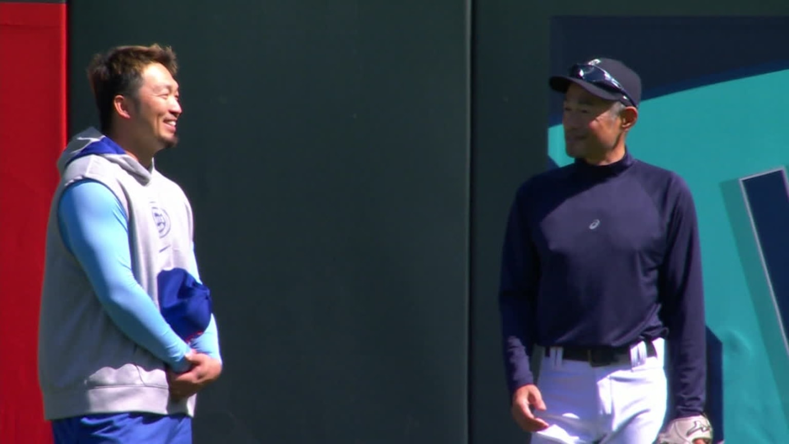 Seiya Suzuki meets Ichiro during warmups | 04/13/2024 | Chicago Cubs