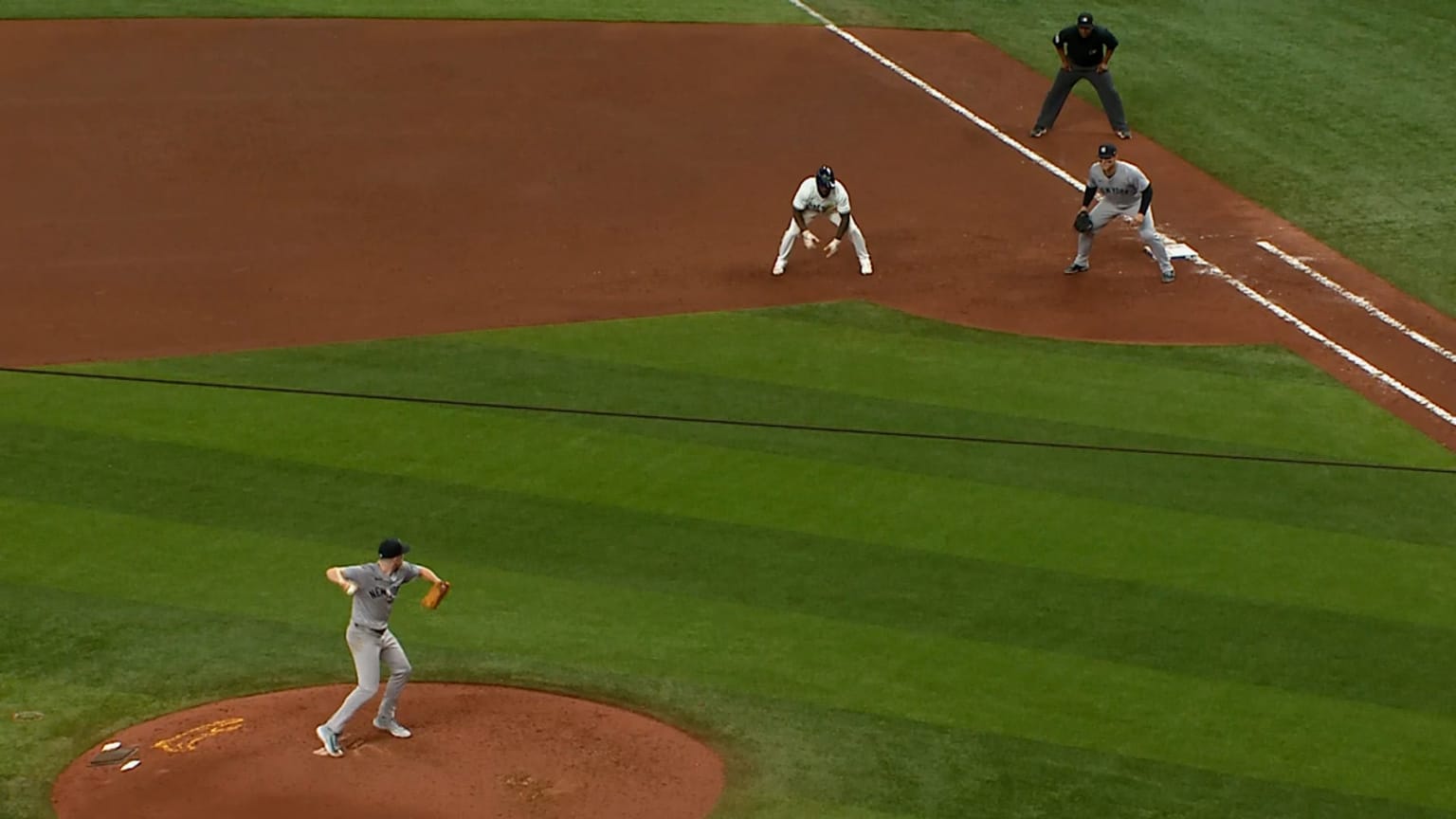 Clarke Schmidt picks off Randy Arozarena 05/10/2024