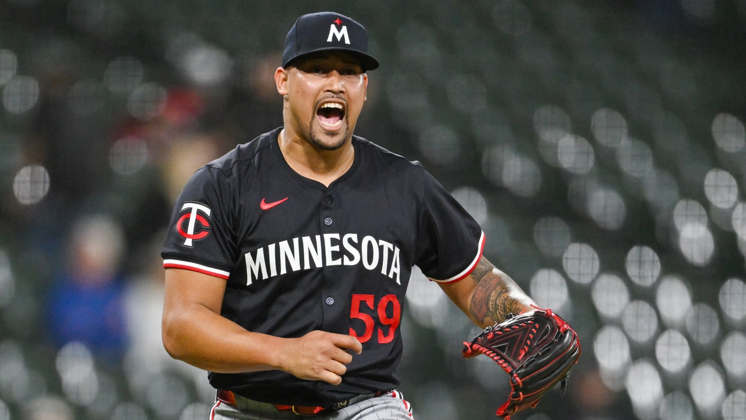 Jhoan Duran's first save of 2024