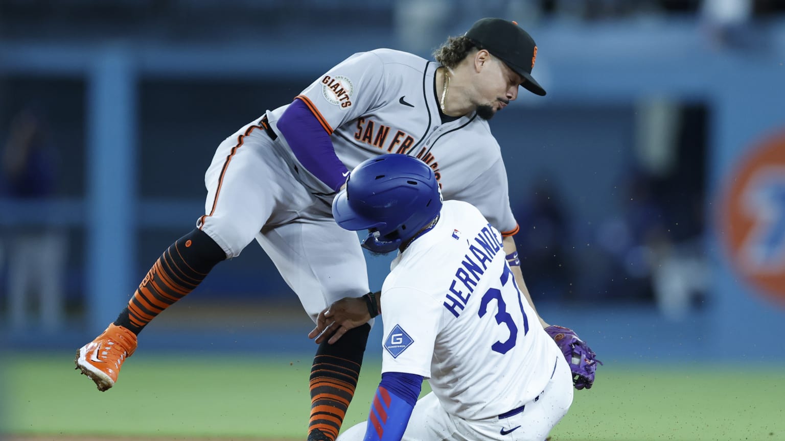 Robbie Ray picks off Teoscar Hernández | 09/19/2025 | MLB.com