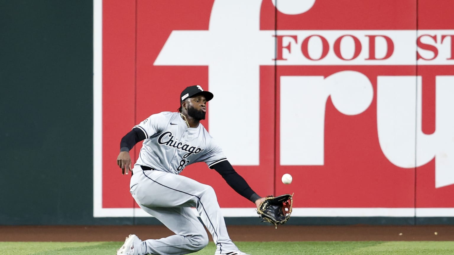 Luis Robert Jr.'s smooth grab in center | 06/14/2024 | Chicago White Sox