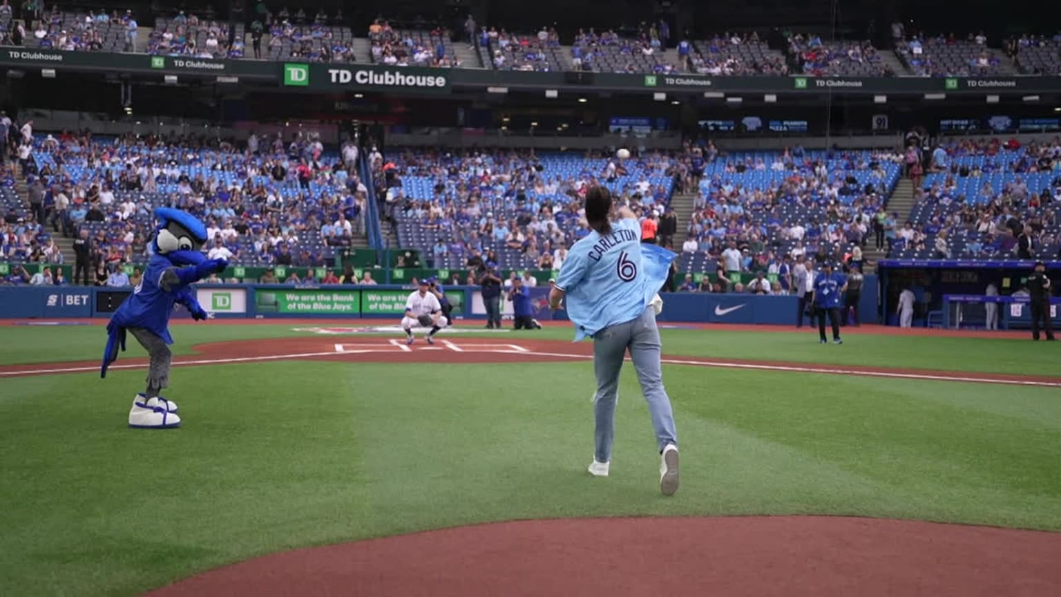 Bridget Carleton throws out first pitch for Blue Jays | 05/12/2023 ...
