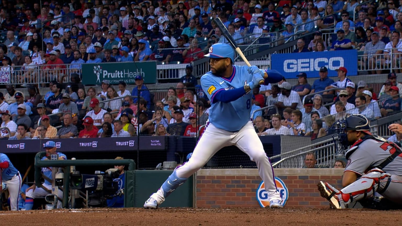 Dominic Smith mashes a solo homer to right field to extend the Braves' lead to 3-0 in the bottom of the 4th inning