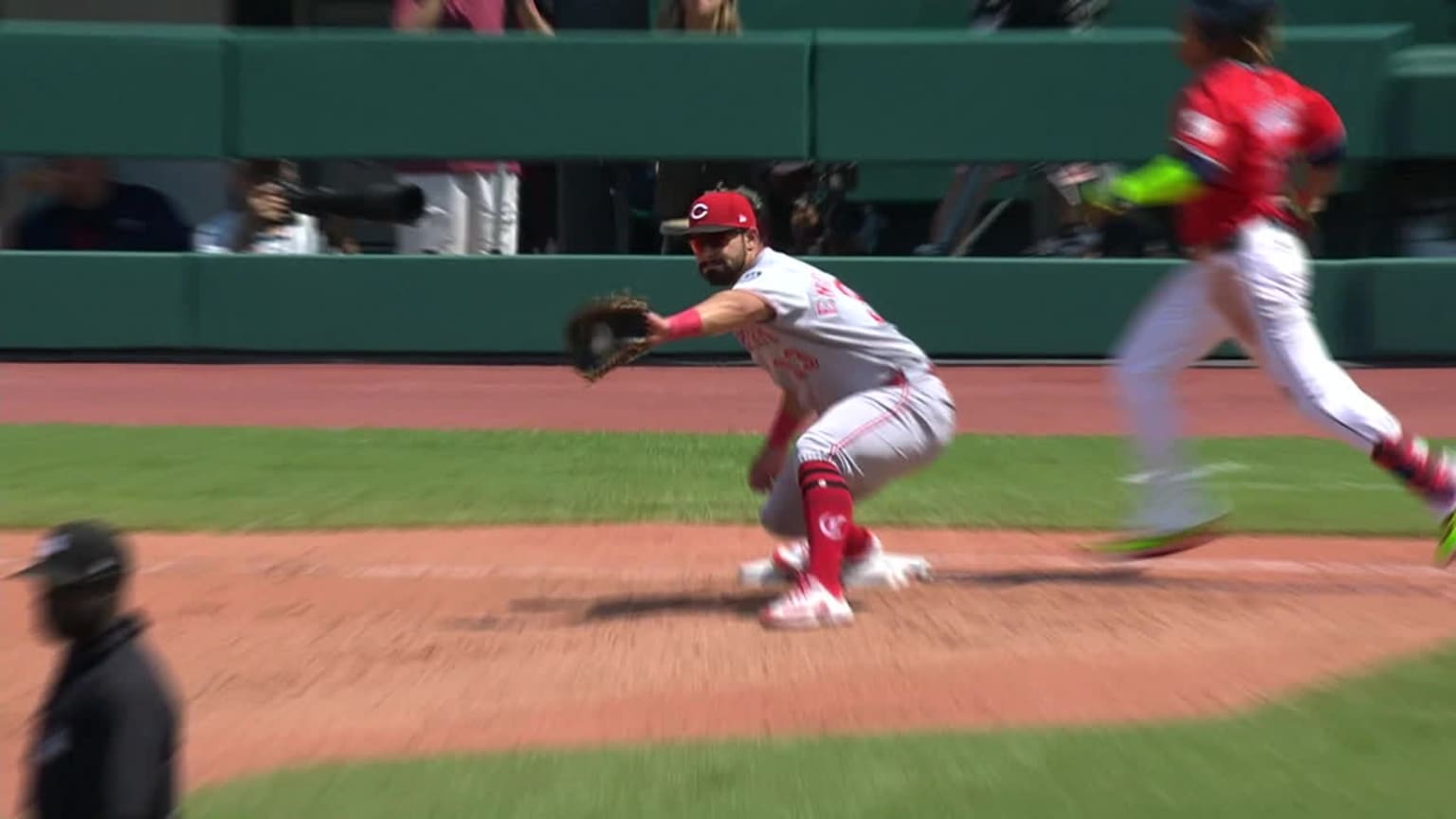 Elly De La Cruz starts a nifty double play | 06/11/2025 | Cincinnati Reds