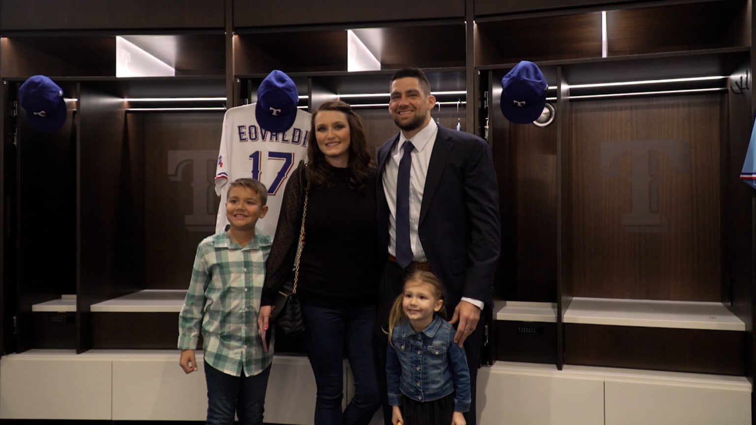 Eovaldi tours Rangers' clubhouse, 01/05/2023