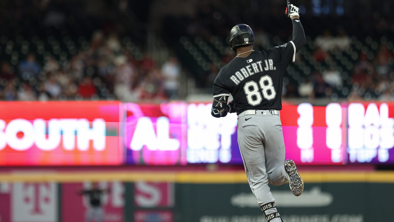 Mets acquire Luis Robert Jr. from the White Sox | 01/21/2026 | MLB.com