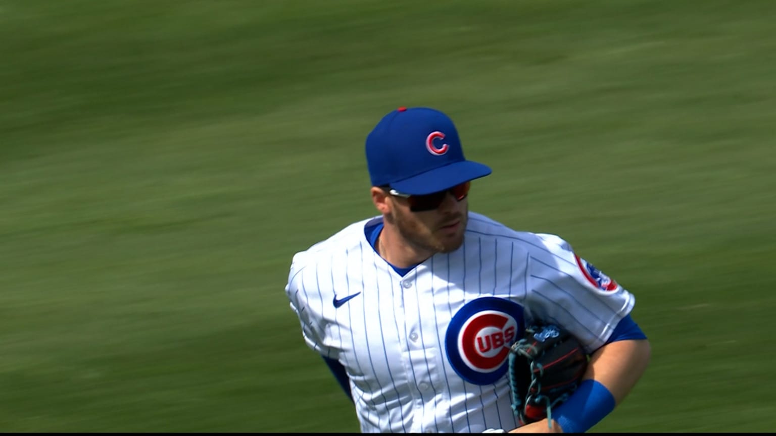 Ian Happ flashes the leather with a leaping grab | 04/09/2023 | Chicago ...