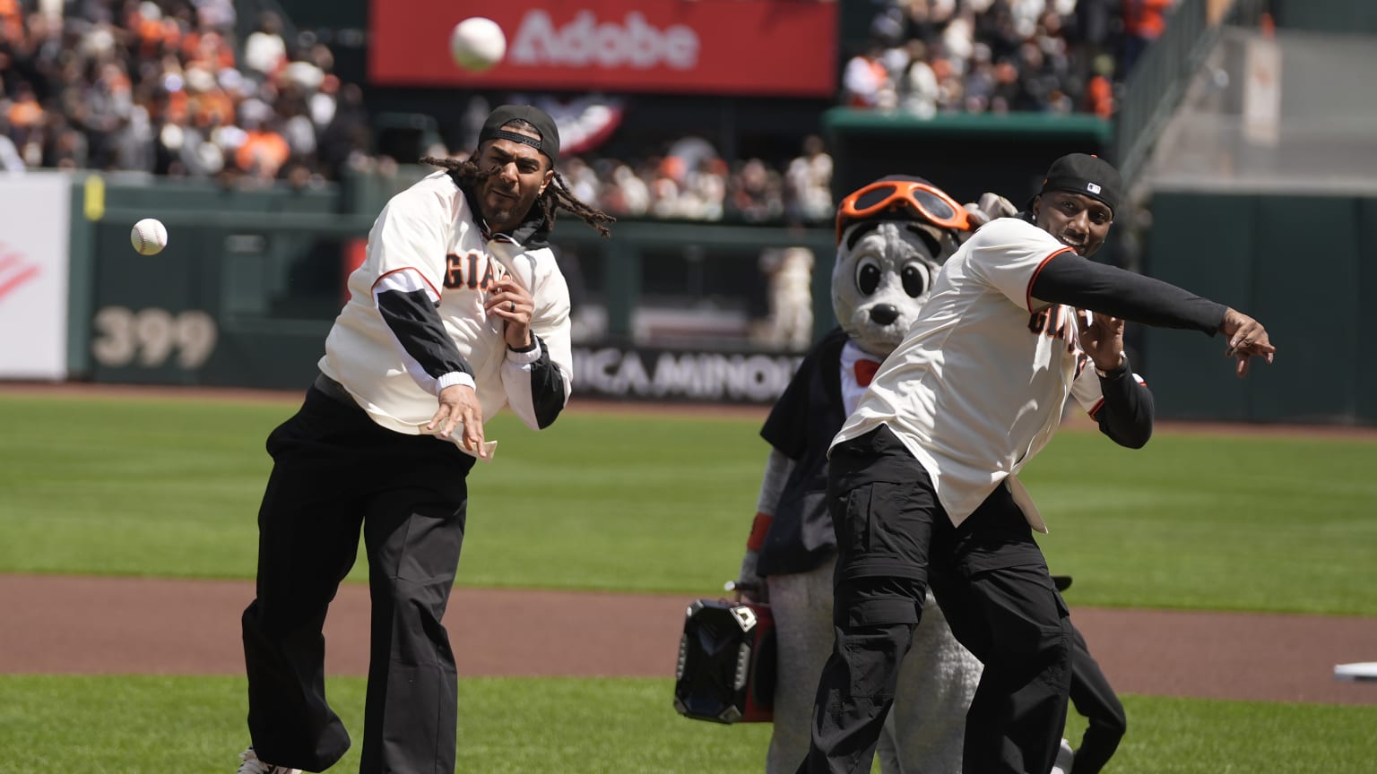 49ers throw first pitch for Opening Day at Oracle Park 04/05/2024