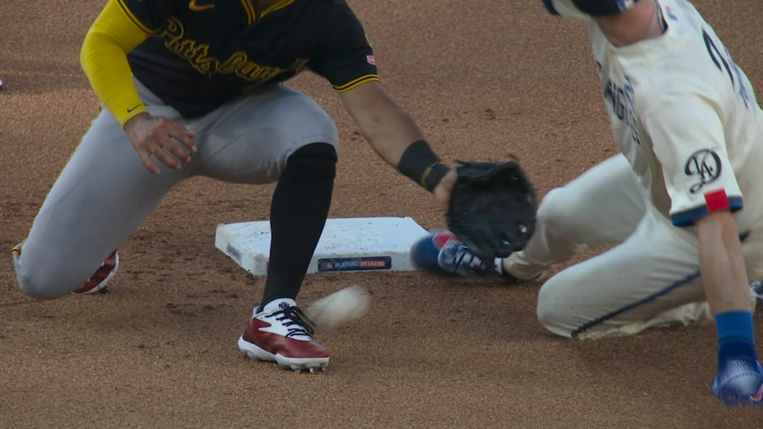 Kyle Tucker steals second base in 5th | 08/22/2026 | Los Angeles
