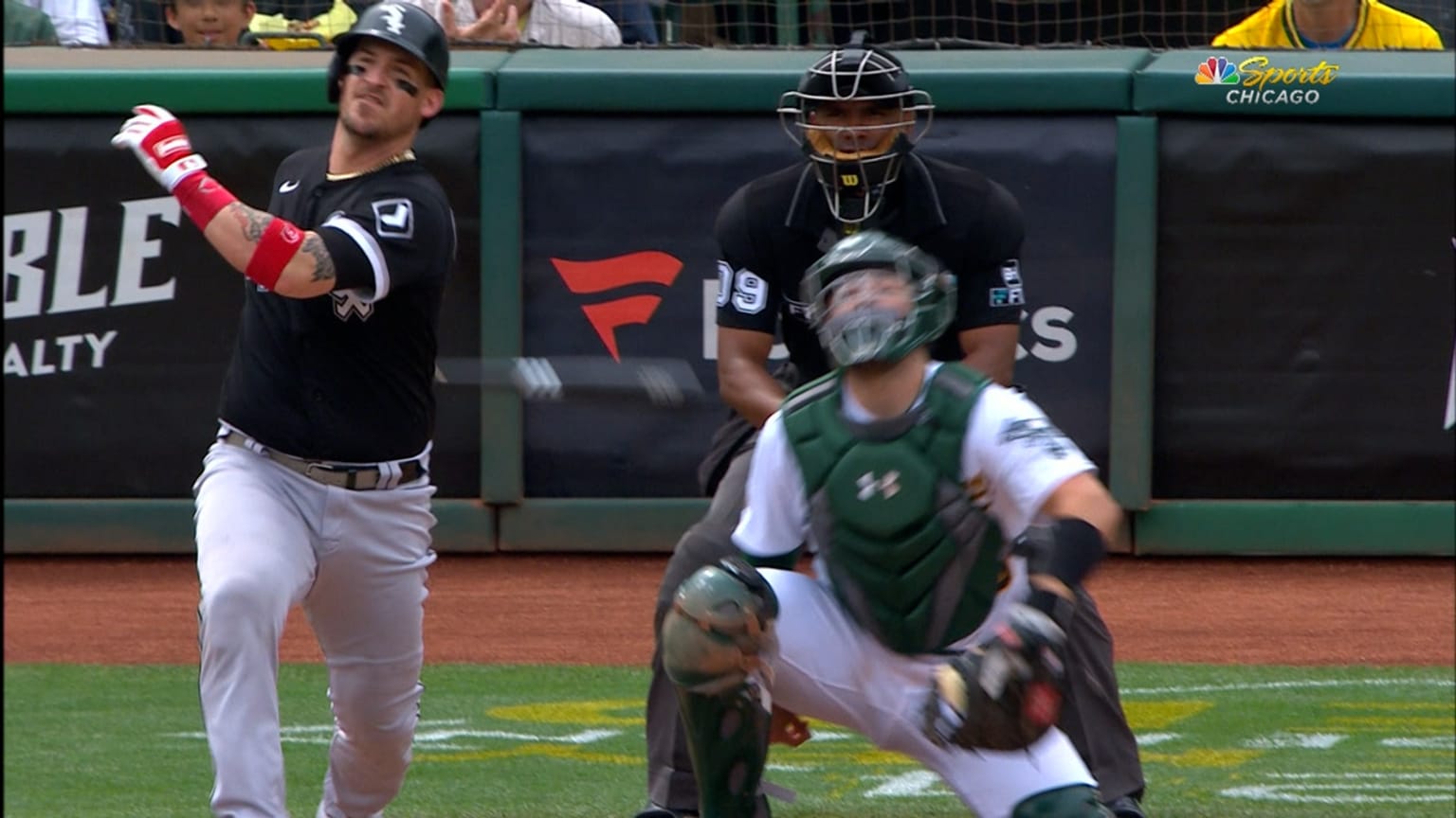 Yasmani Grandal lines an RBI single to center field | 09/10/2022 ...