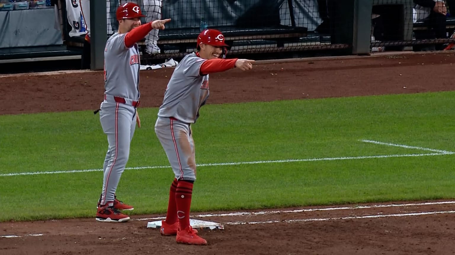 Austin Hays singles, Matt McLain scores on error | 04/18/2025 | Cincinnati Reds