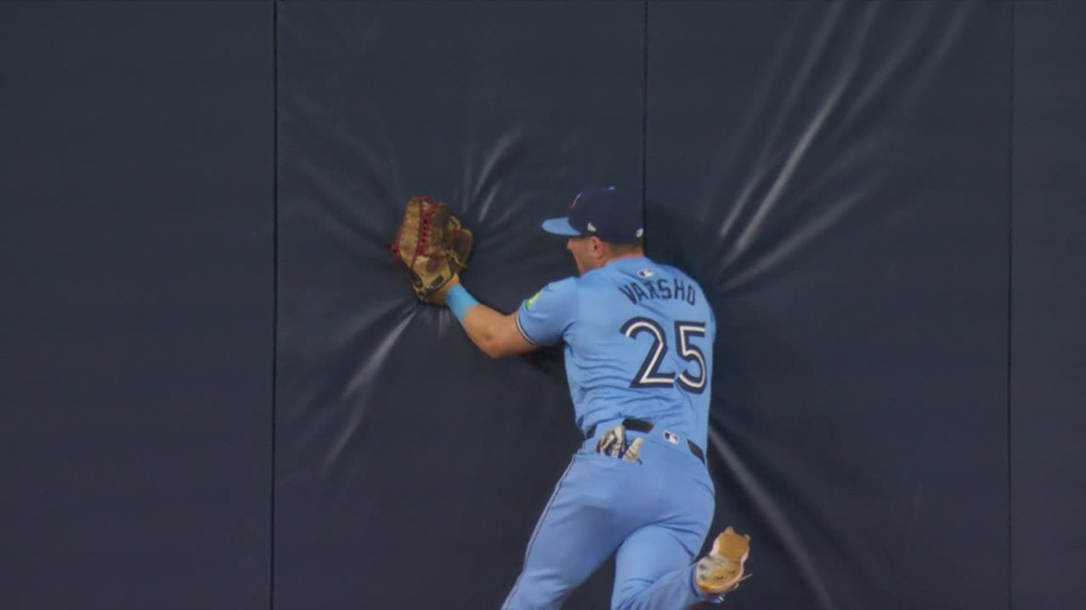 Daulton Varsho hangs on for a great catch 04/28/2024 Toronto Blue Jays