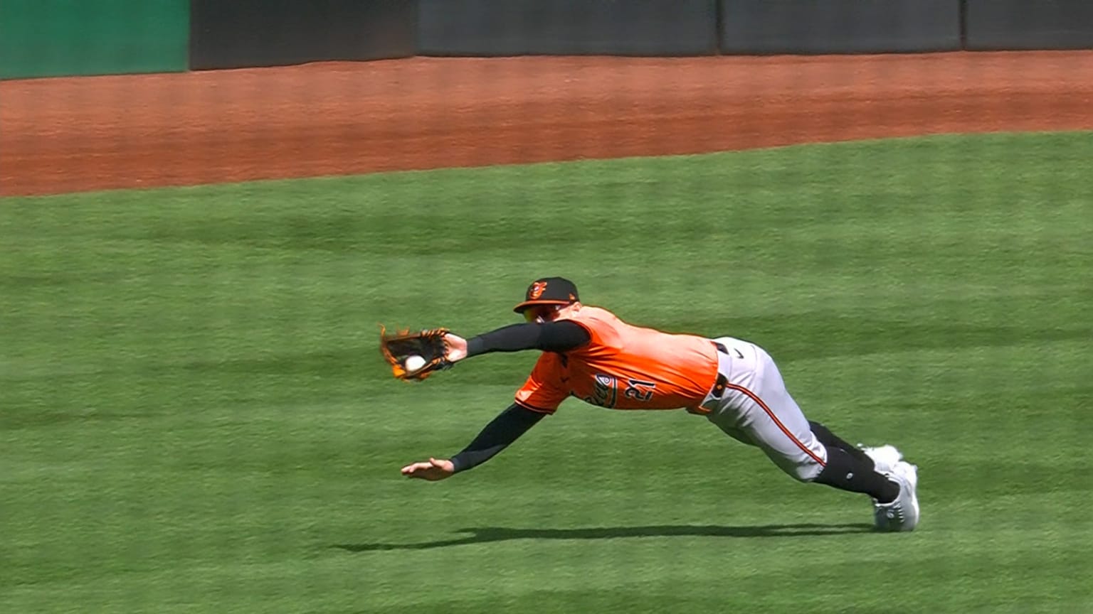 Austin Hays makes a diving catch in the 1st 04/06/2024