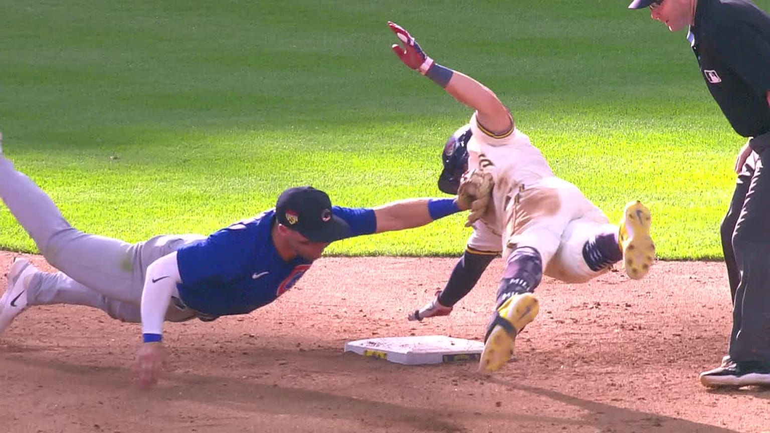 Cubs turn an inningending double play after a review 07/04/2023