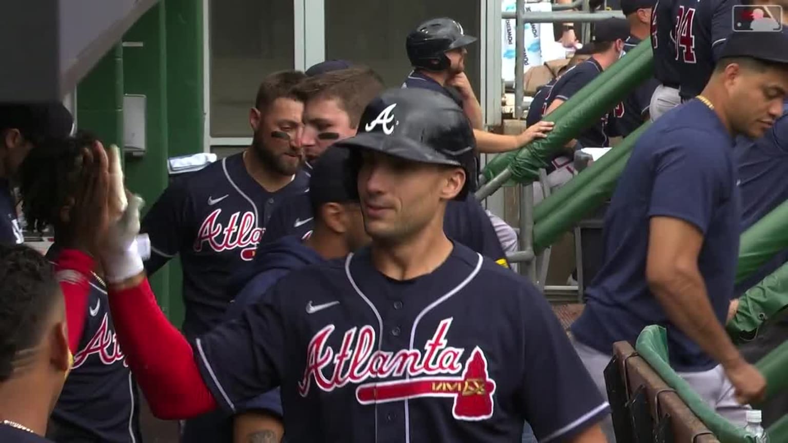 Highlight] Matt Olson hits home run #43 to bring the Braves within