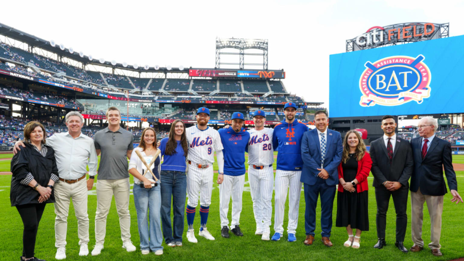 Mets players presented Bobby Murcer Award | 06/10/2025 | MLB.com