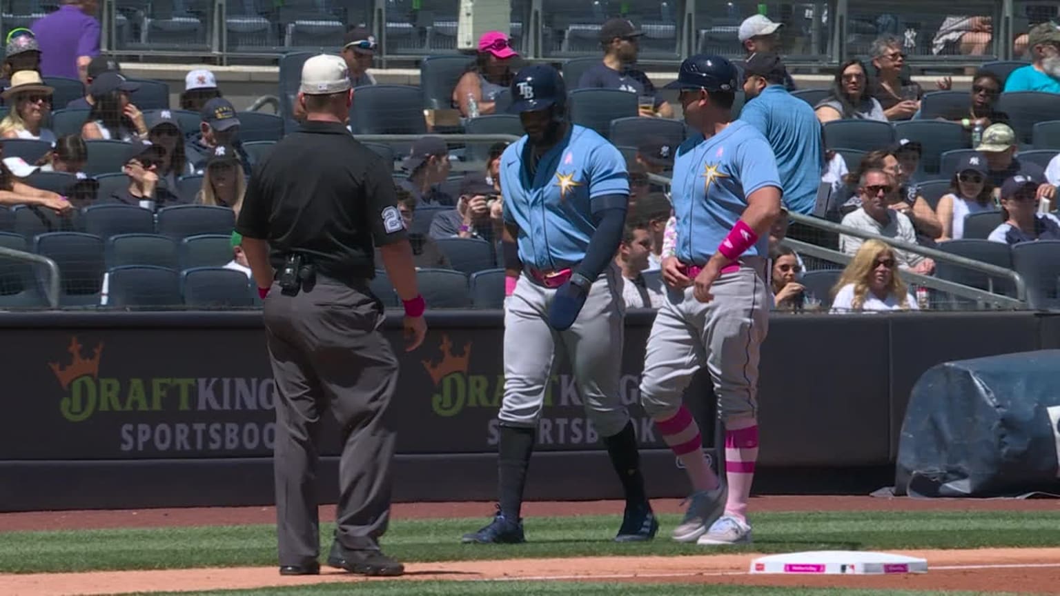 Yandy Díaz exits with injury 05/14/2023 Tampa Bay Rays