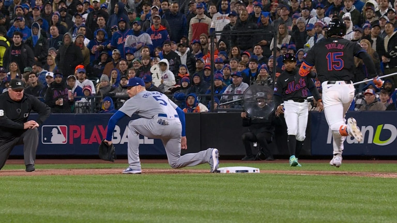 Freddie Freeman levanta un piconazo en primera base 16/10/2024 Los