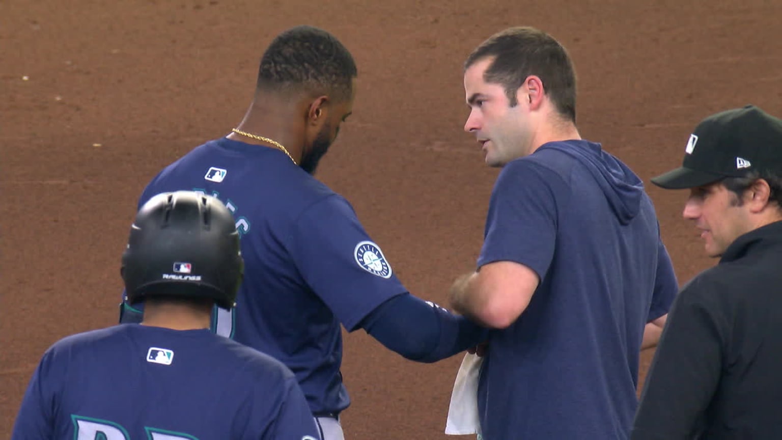 Victor Robles gets hand stepped on, stays in game 09/25/2024