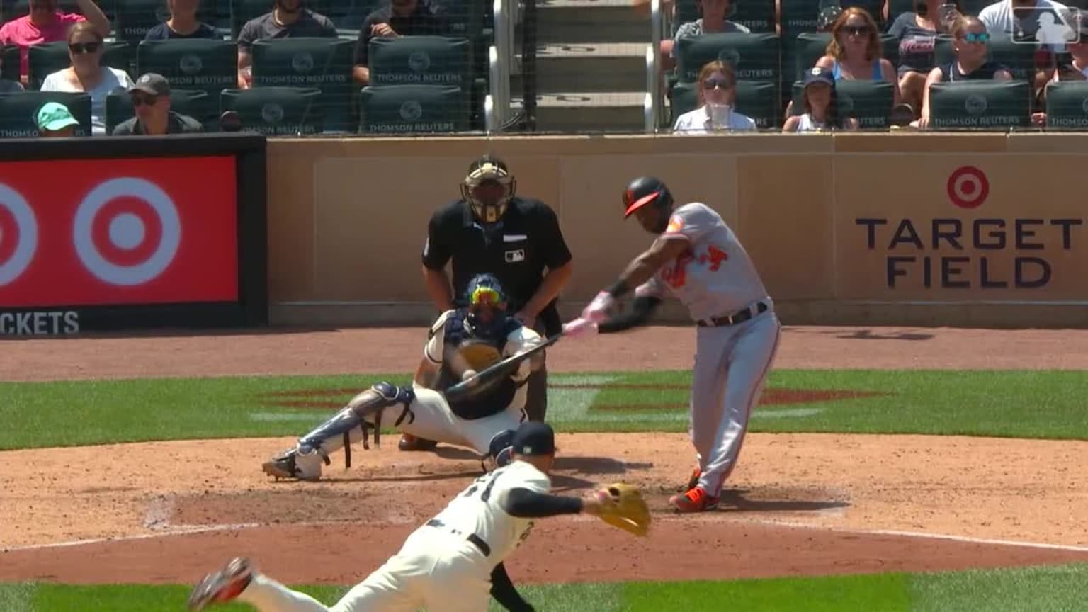 Aaron Hicks hits an opposite field 3 run homer to give the Orioles