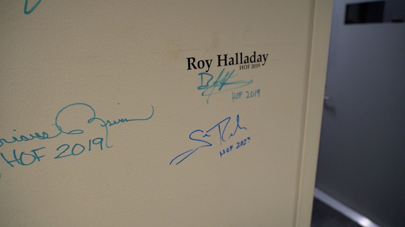 Scott Rolen signs MLB Network's Hall of Fame wall | 01/27/2023 | MLB.com