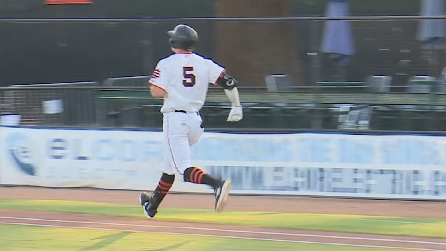 Charlie Szykowny sprints to first base on walks 10/20/2024
