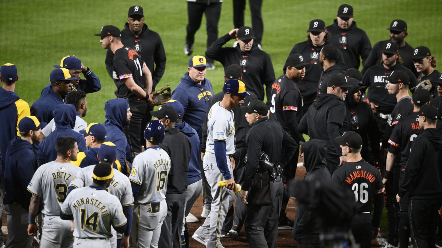 Brewers, Orioles benches clear in the 6th 04/12/2024