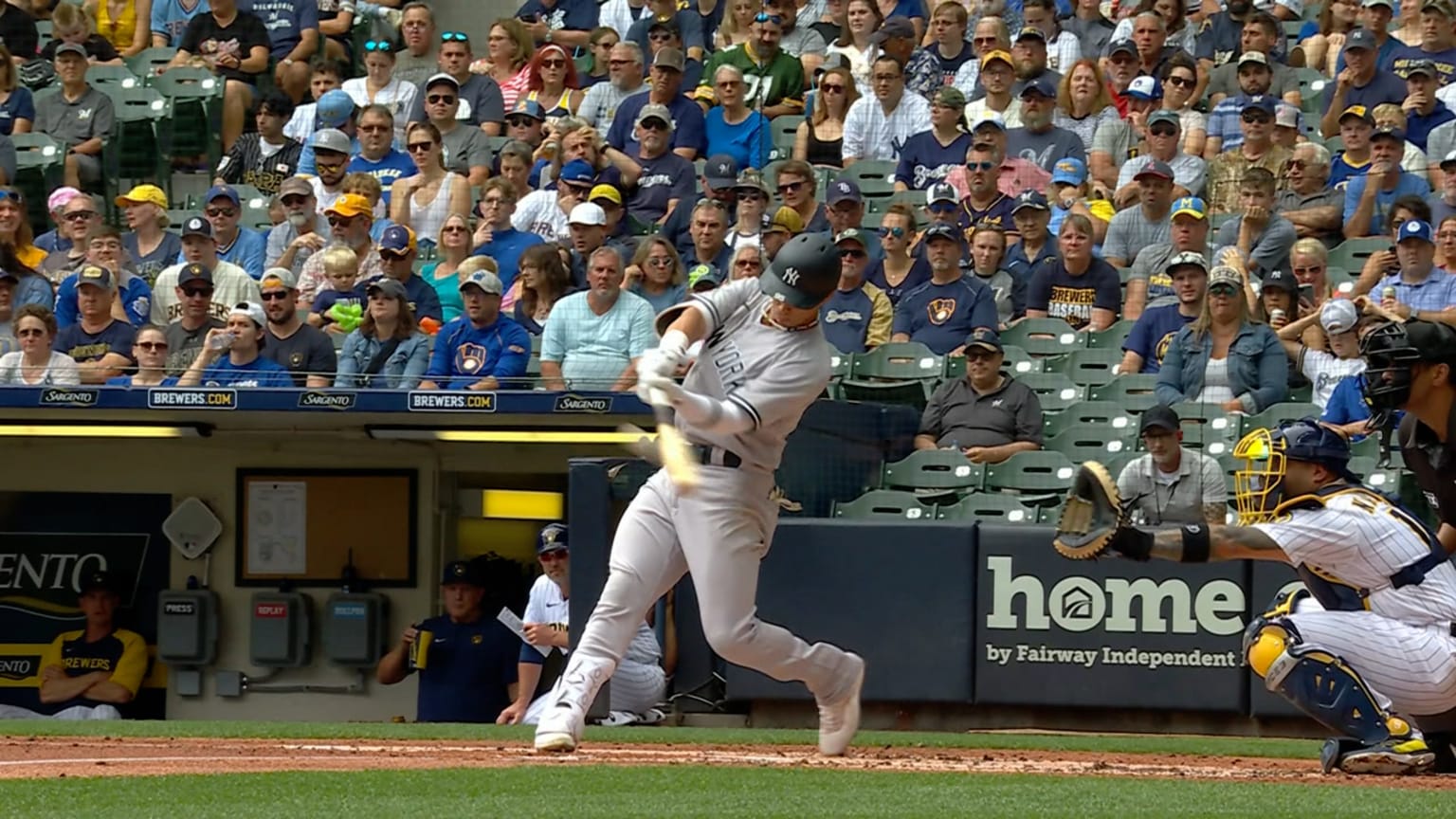 WATCH: Oswaldo Cabrera makes diving catch in center field