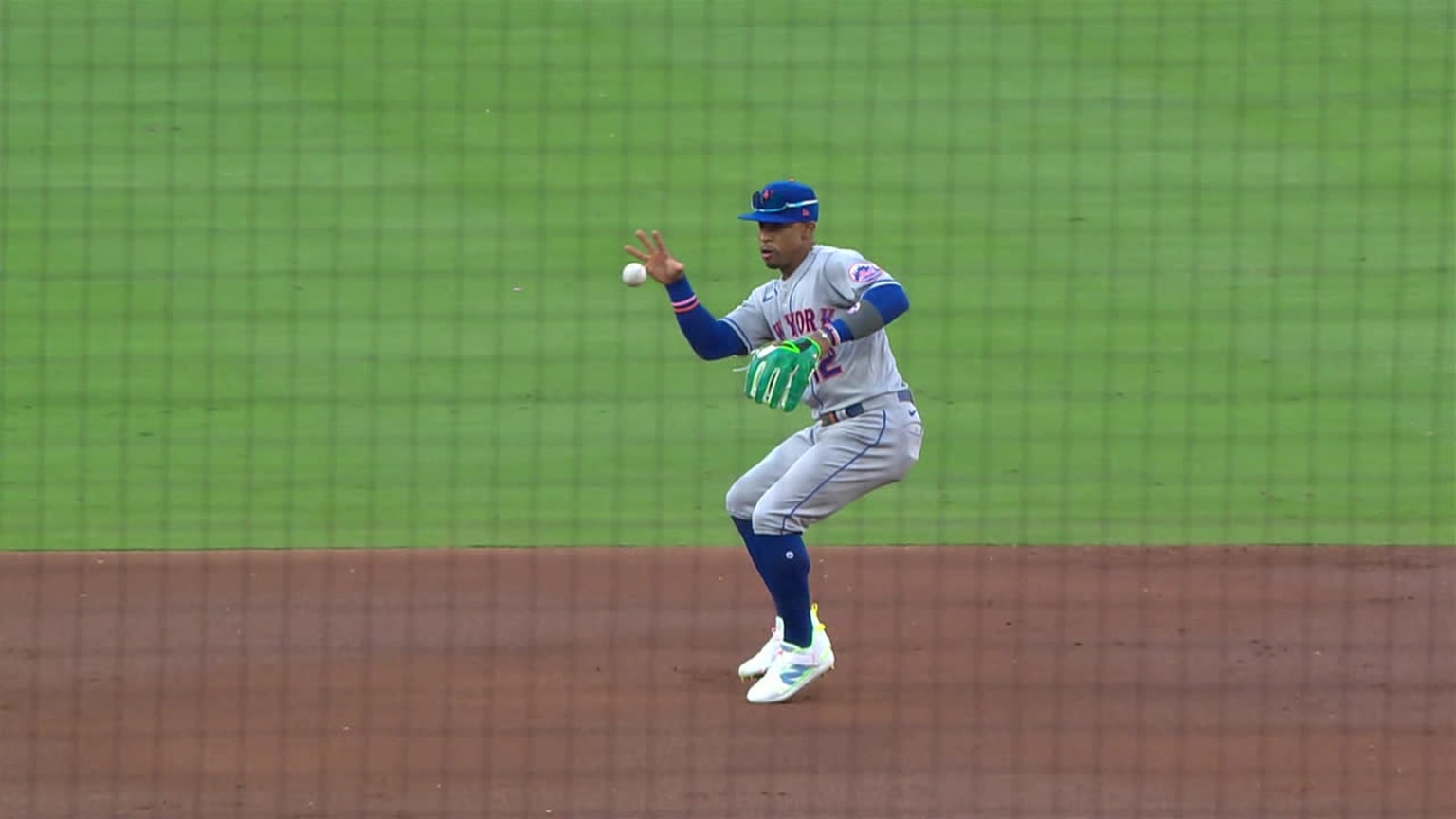 Francisco Lindor makes a slick barehanded grab 08/17/2023 New York Mets