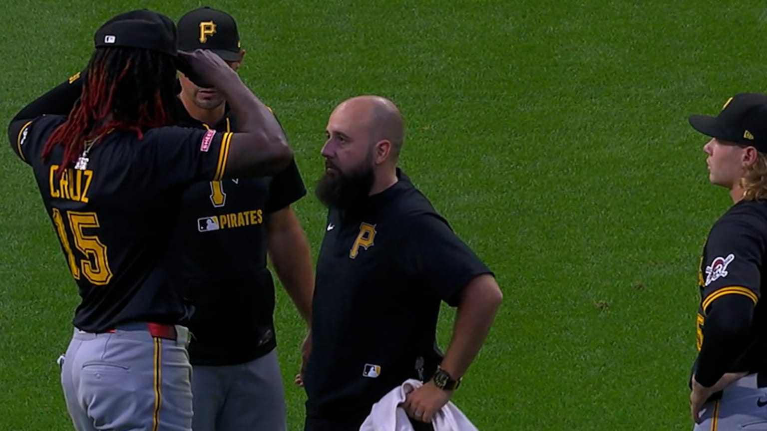 Oneil Cruz leaves game with apparent injury | 08/12/2025