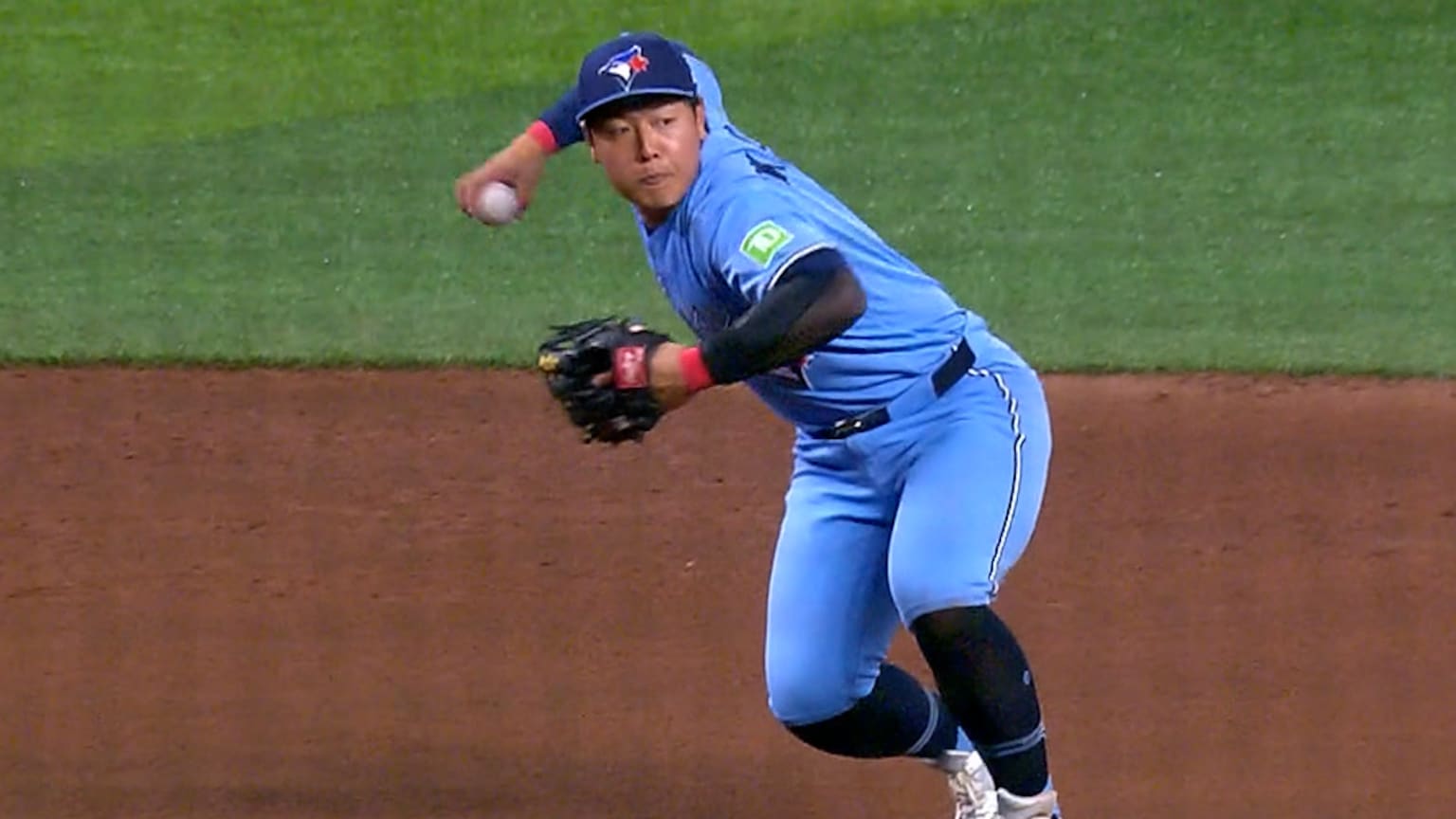 Kazuma Okamoto's diving play and strong throw